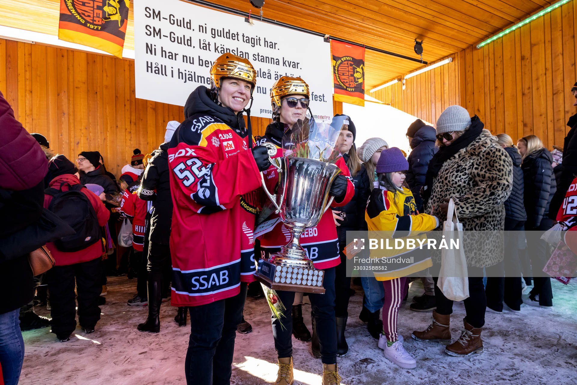Sara Grahn och Petra Nieminen  lyfter pokalen framför