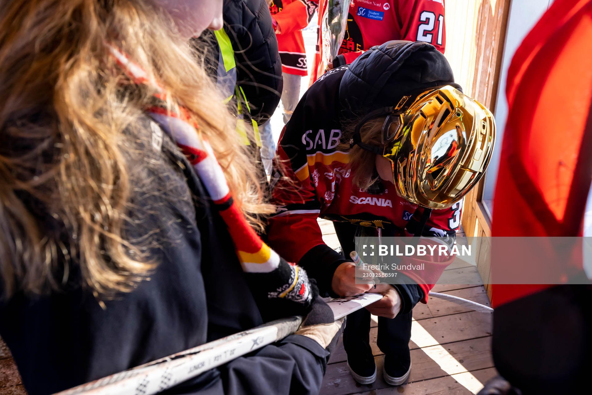 Frida Axell  skriver autograf på klubba