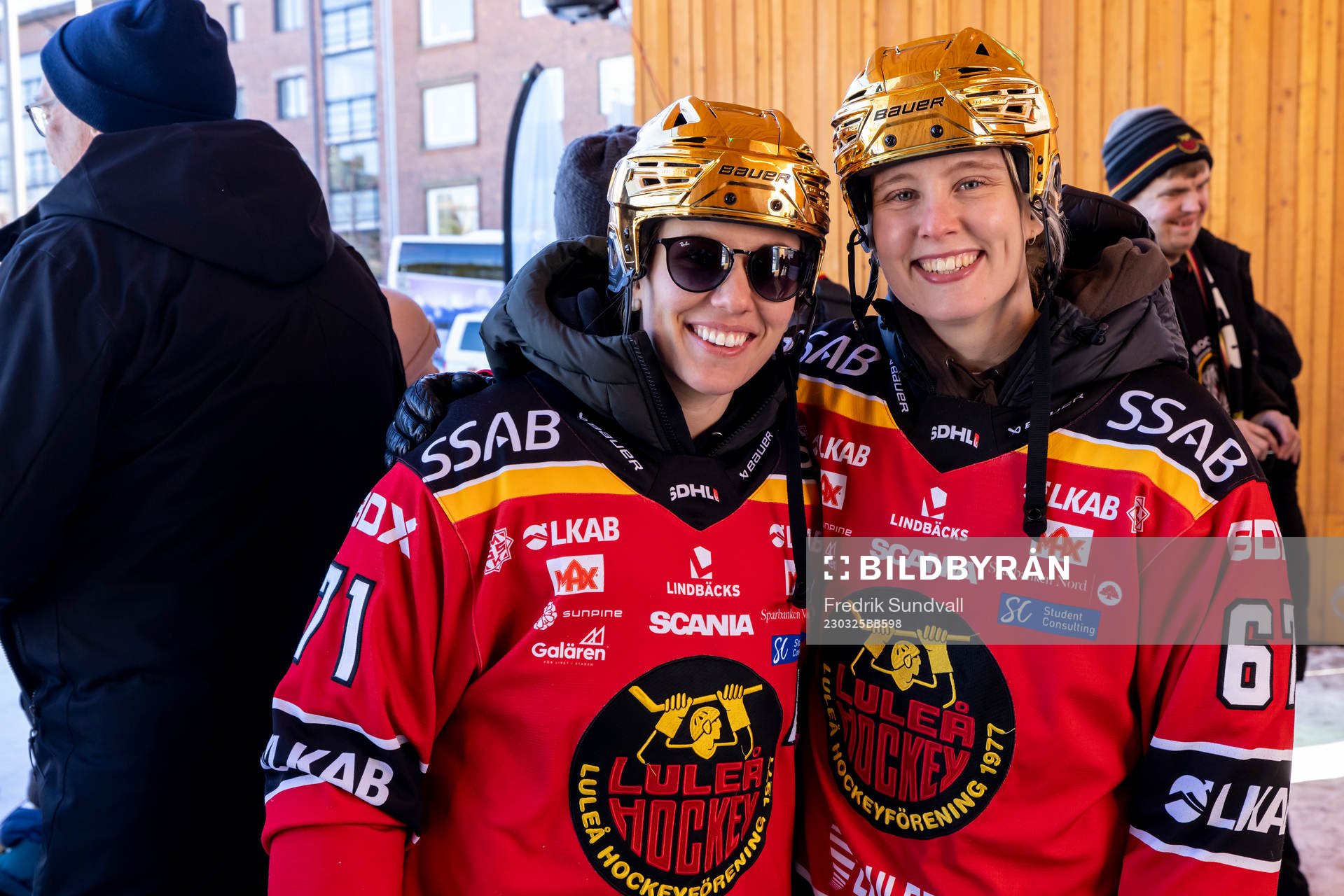 Anna Kjellbin  och Linn Peterson  jublar