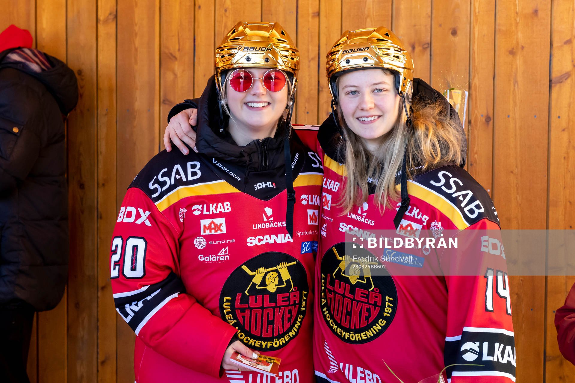 Klara Kenttälä  och Wilma Sjölund  jublar