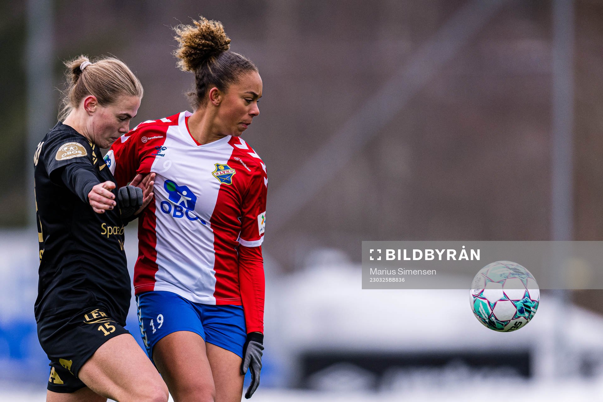 Marthine Østenstad of Brann and Josefine Birkelund of Lyn during the Toppserien football match between Lyn and Brann on March 25, 2023 in Oslo.