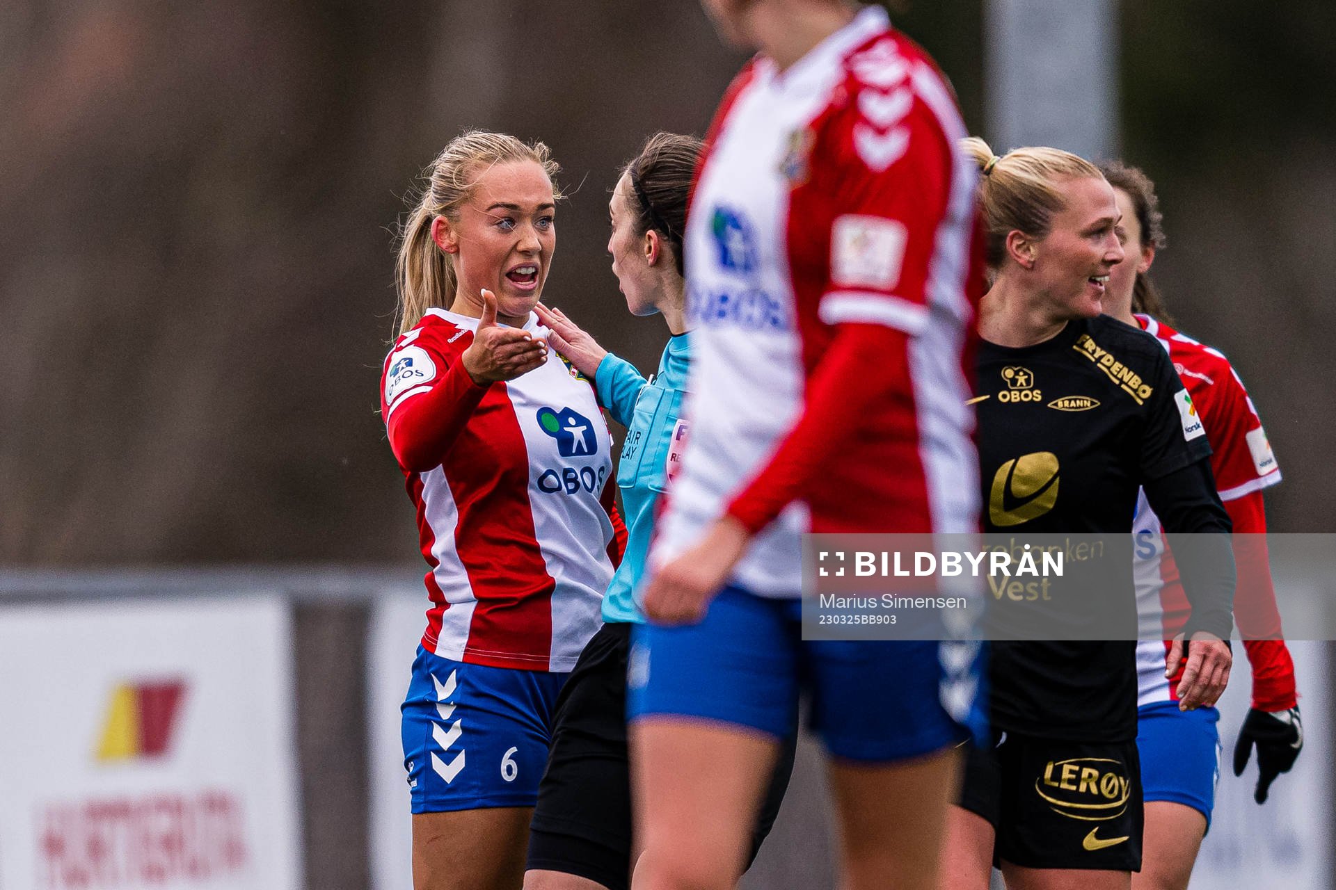 Julie Aune Jorde of Lyn and Henrikke Holm Nervik, referee