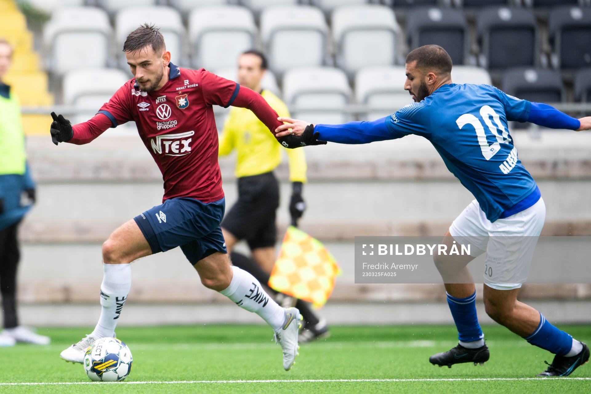 Örgrytes Erion Sadiku och KFUMs Ayoub Aleesami under träningsmatchen i fotboll mellan Örgryte och KFUM den 25 mars 2023 i Göteborg. 