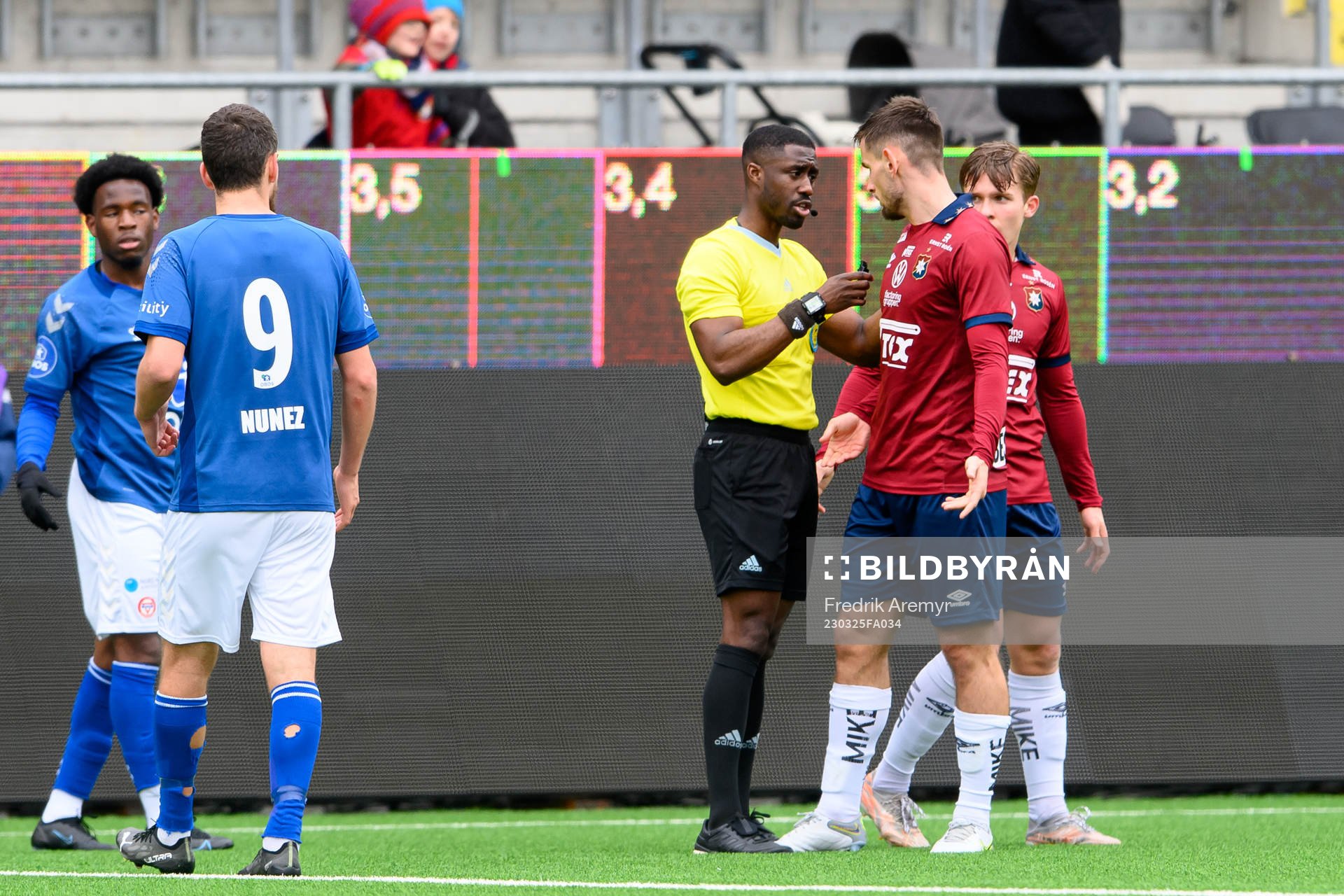Domare Fredrik Oppong pratar med Örgrytes Erion Sadiku