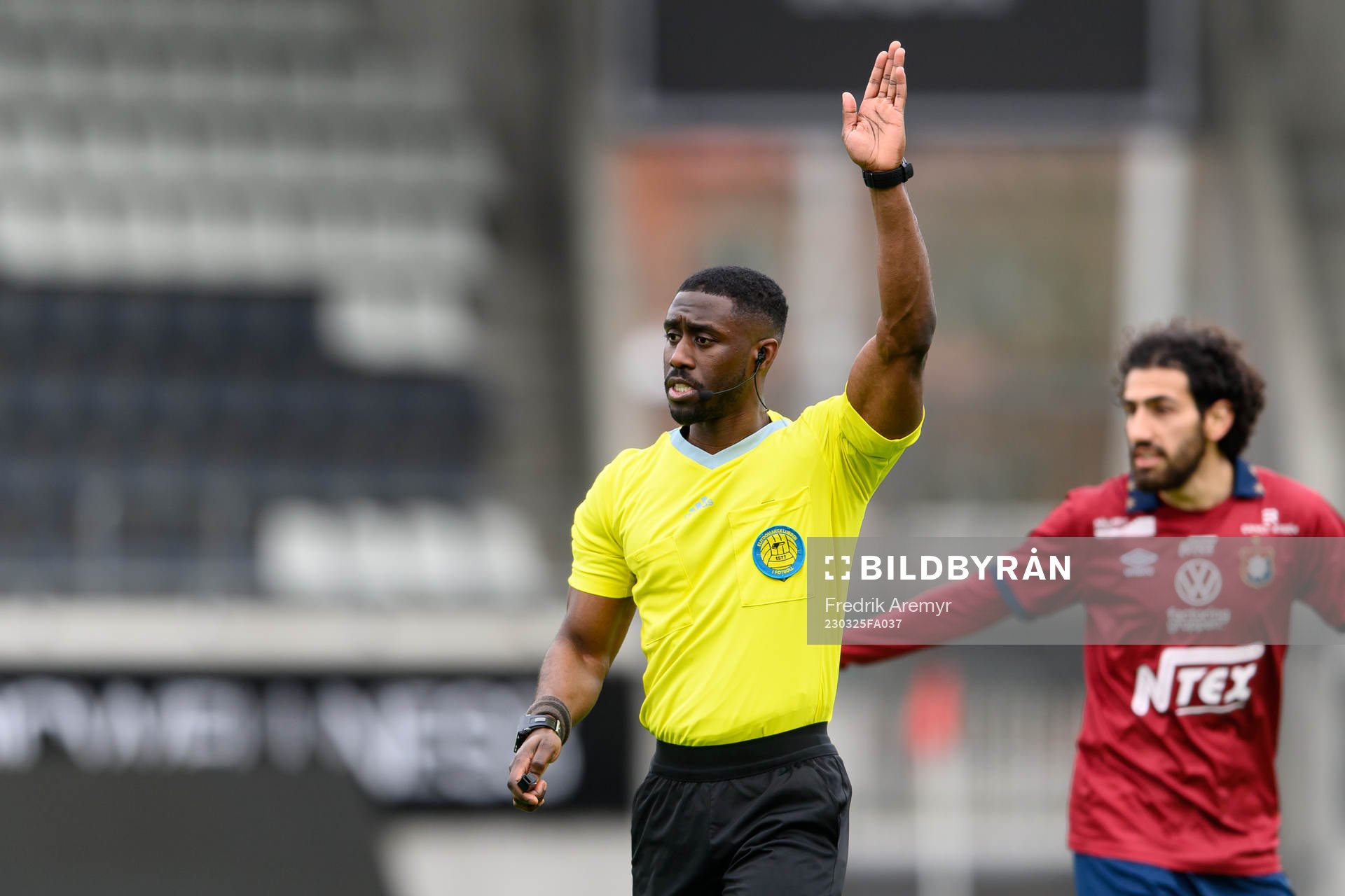Domare Fredrik Oppong under träningsmatchen i fotboll mellan Örgryte och KFUM den 25 mars 2023 i Göteborg. 