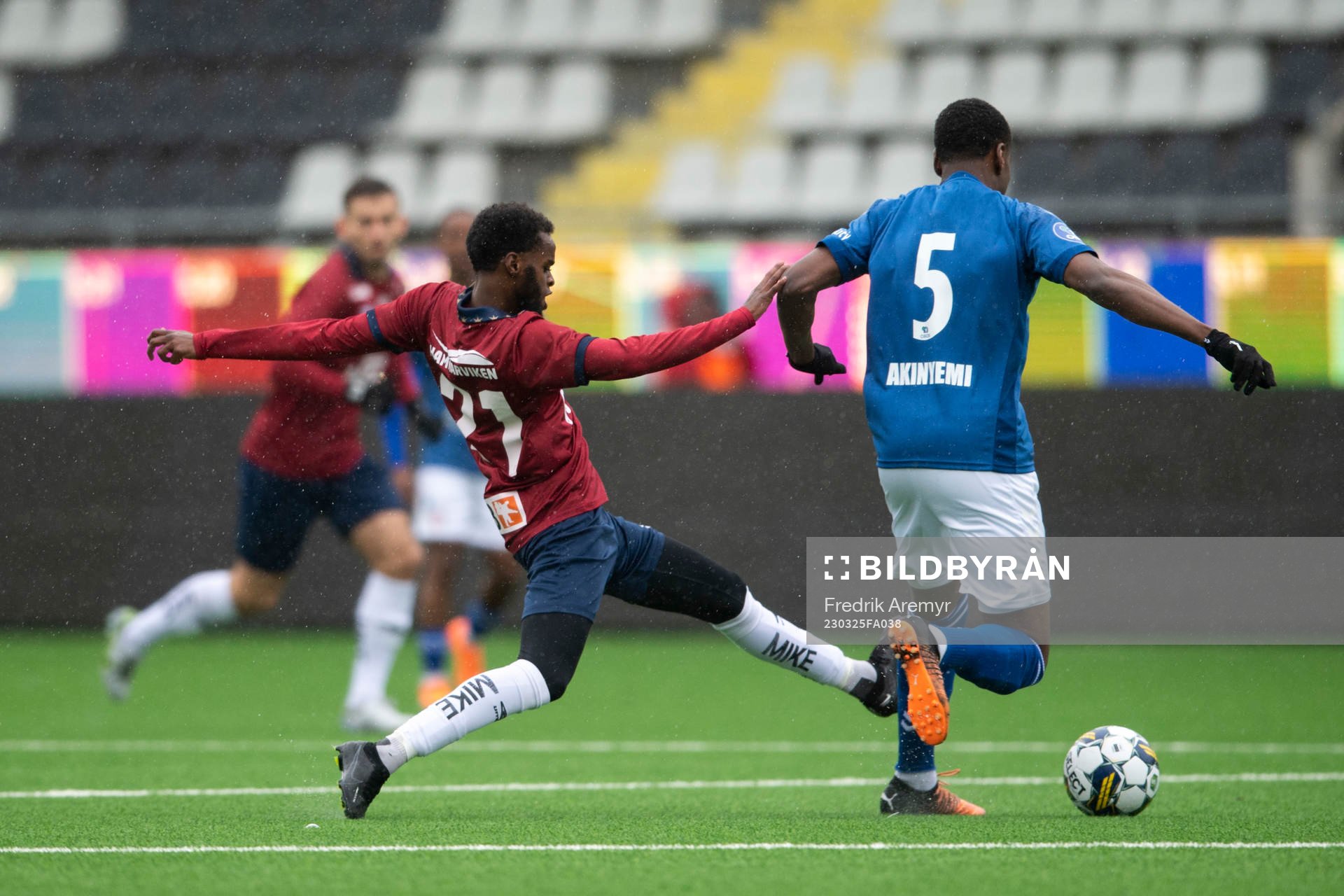 Örgrytes Mubaarak Nuh och KFUMs Akinsola Ihayere Azeez Akinyemi under träningsmatchen i fotboll mellan Örgryte och KFUM den 25 mars 2023 i Göteborg.