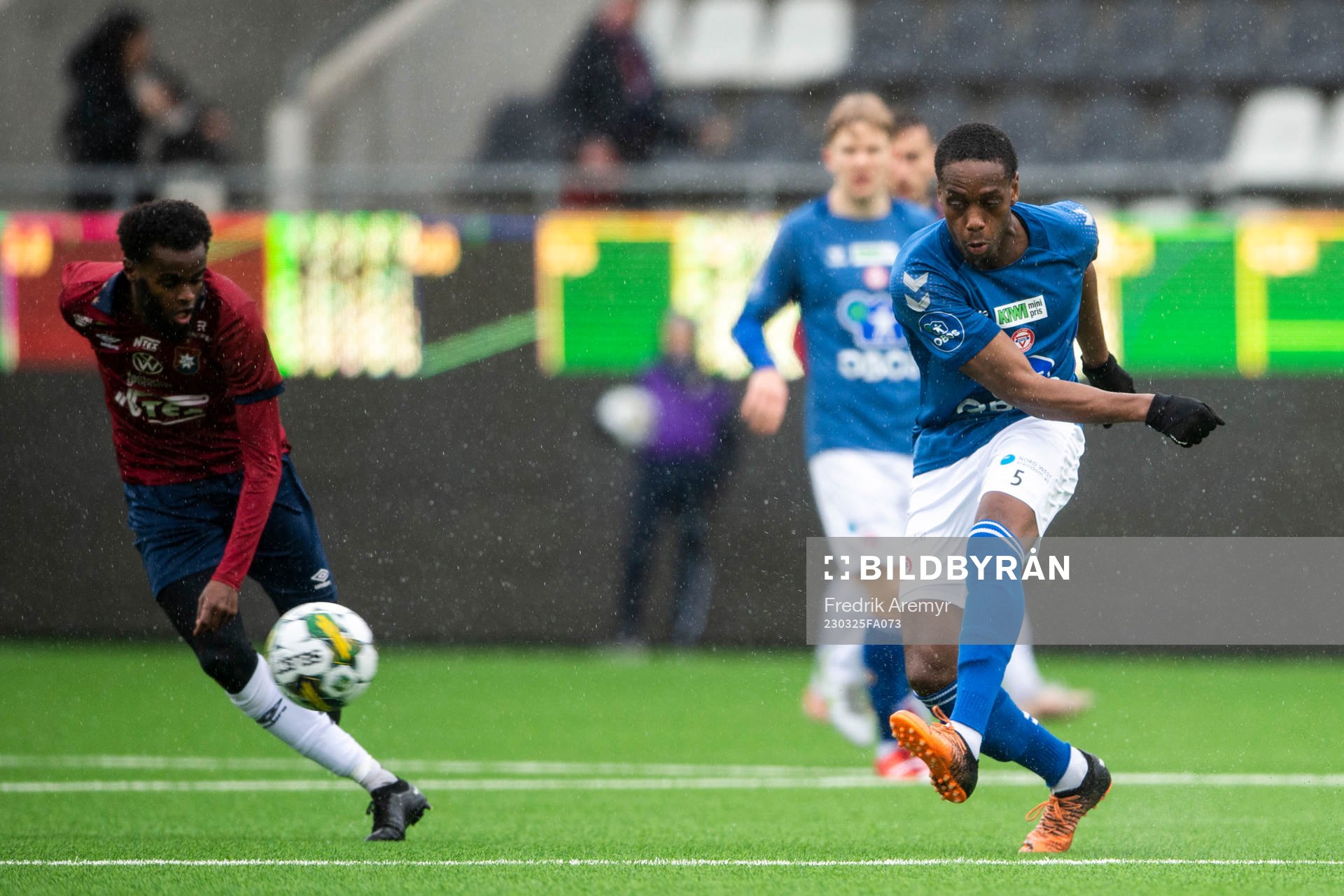 KFUMs Akinsola Ihayere Azeez Akinyemi under träningsmatchen i fotboll mellan Örgryte och KFUM den 25 mars 2023 i Göteborg. 