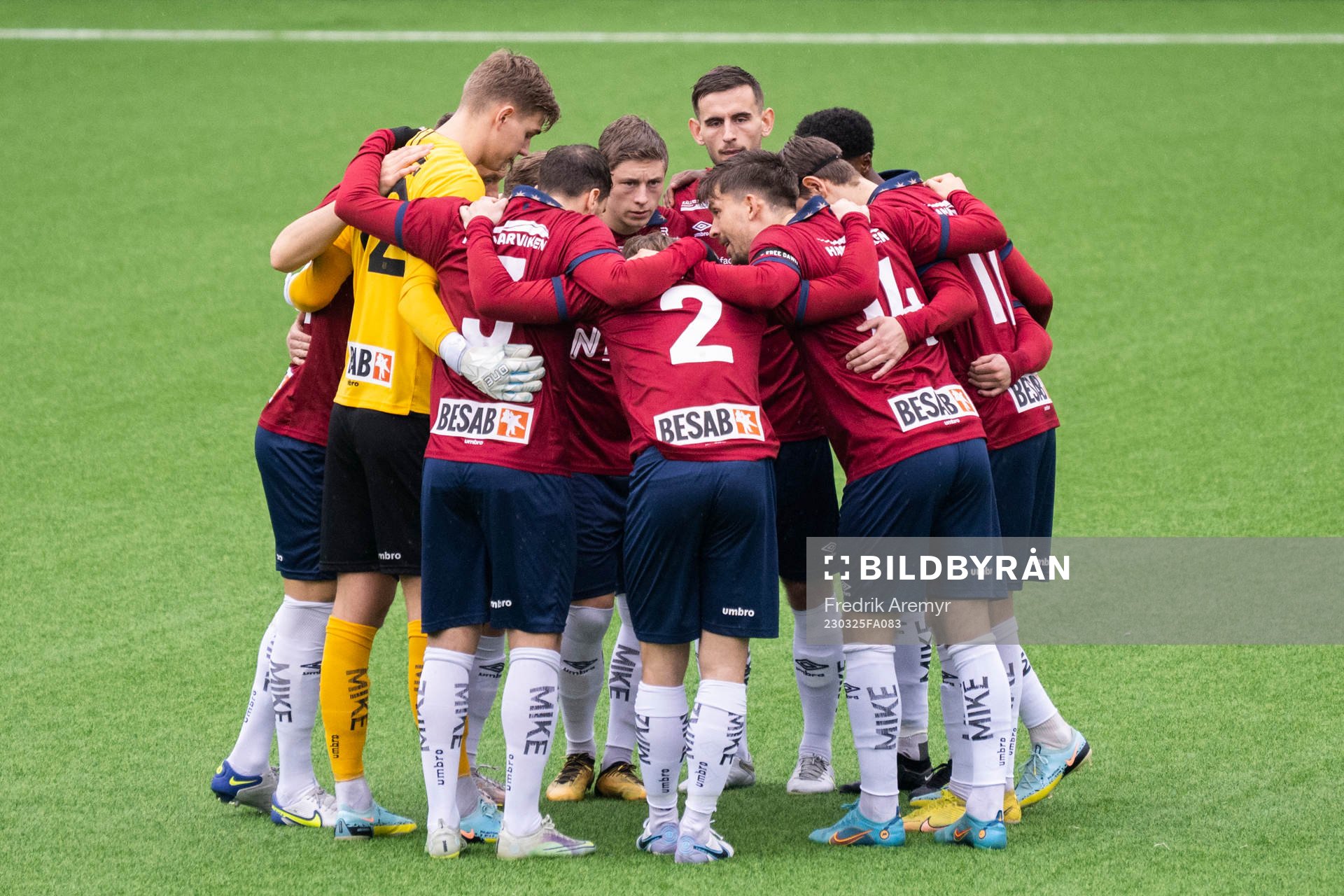 Örgrytes spelare samlas inför träningsmatchen i fotboll mellan Örgryte och KFUM den 25 mars 2023 i Göteborg. 