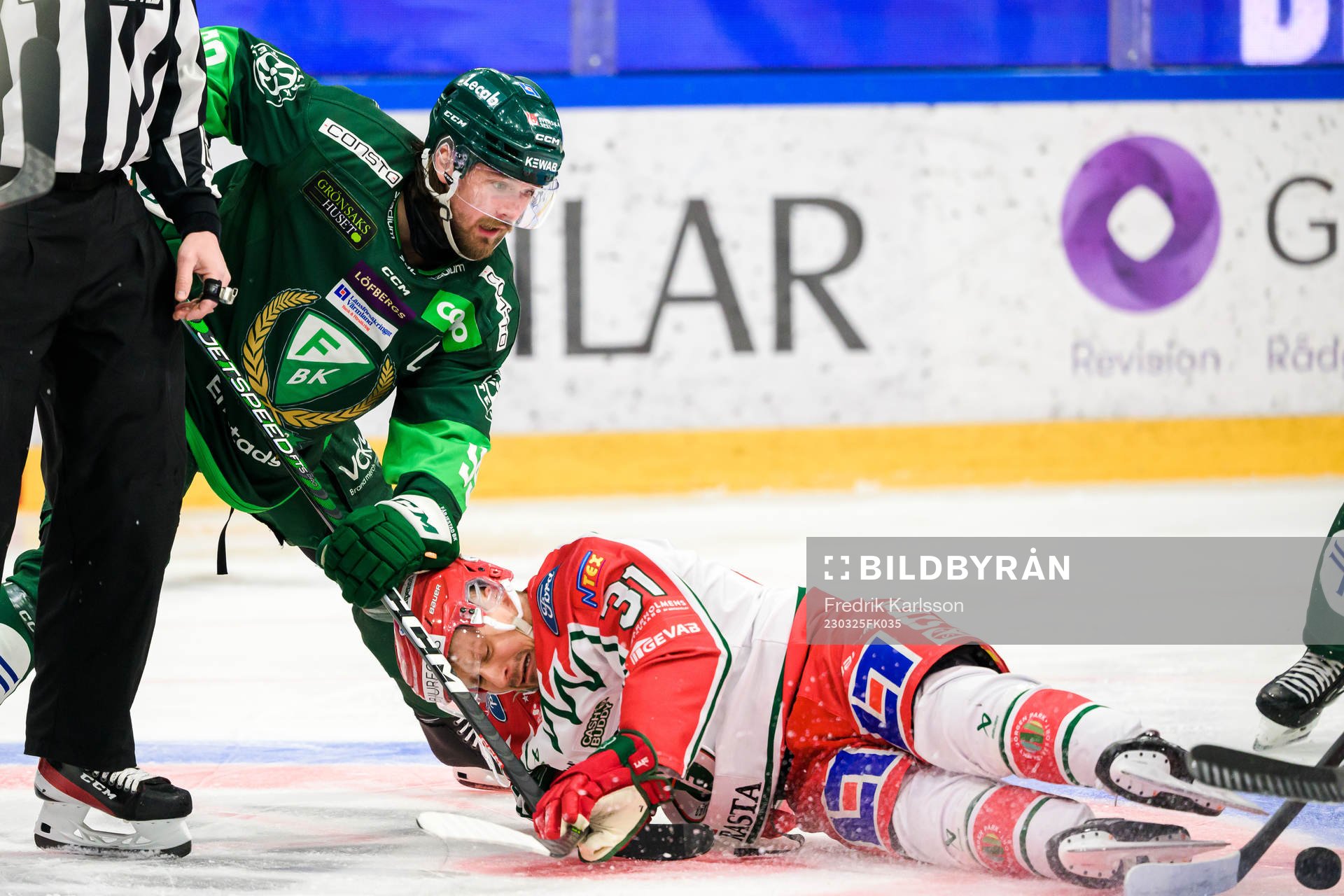 Färjestads Linus Johansson och Frölundas Nicklas Lasu