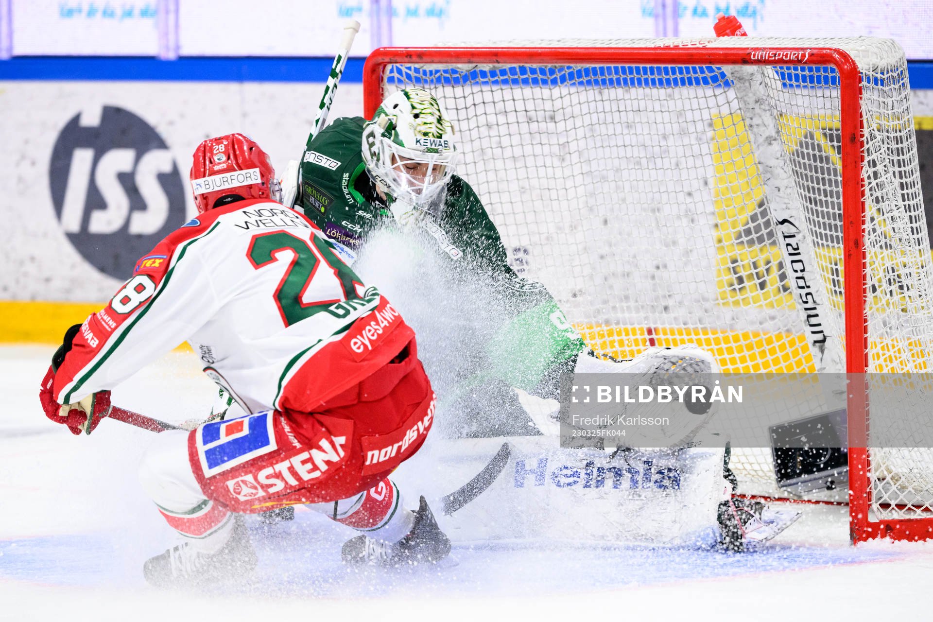 Frölundas Anthony Greco och Färjestads målvakt Matthew