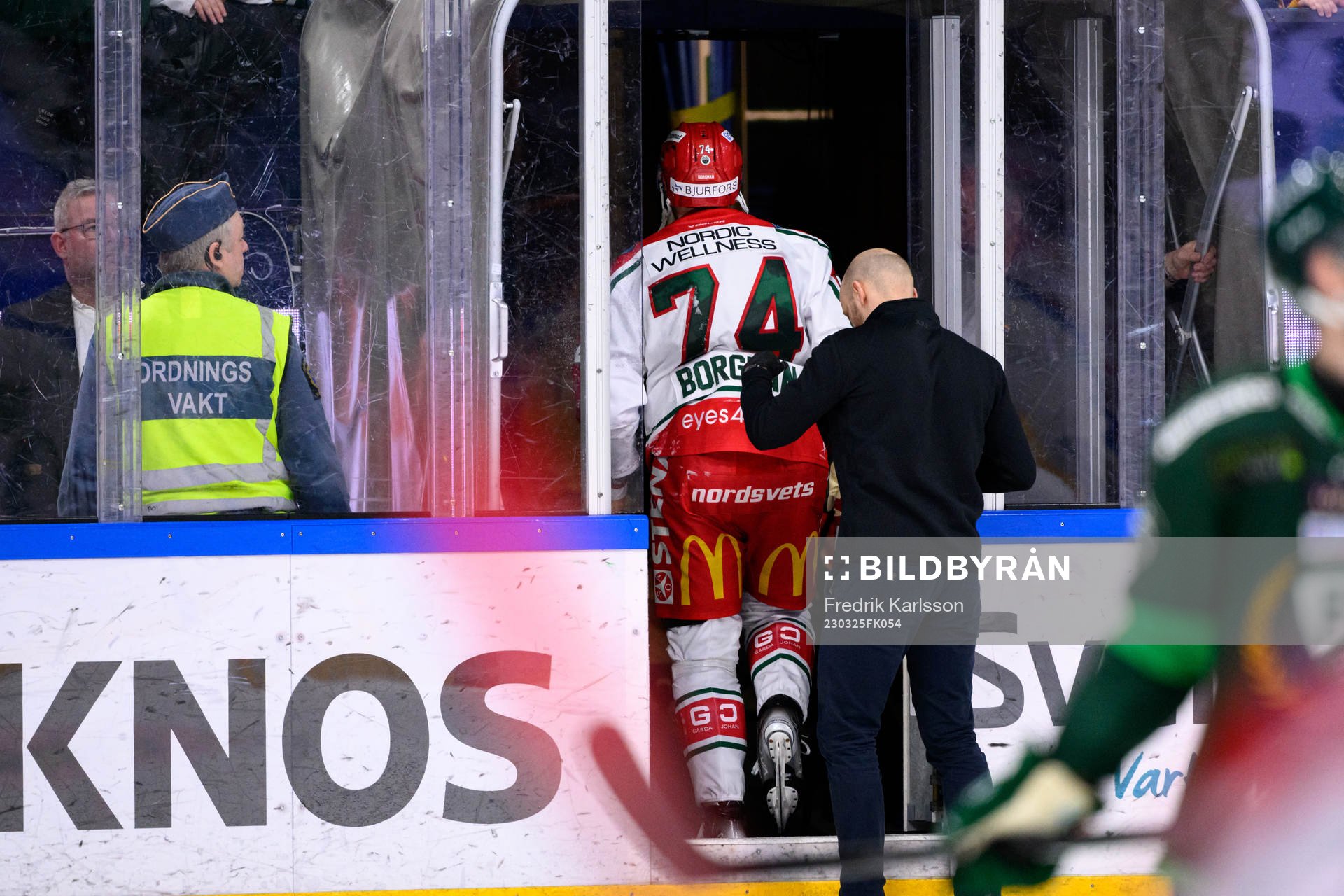 Frölundas Andreas Borgman lämnar isen skadad