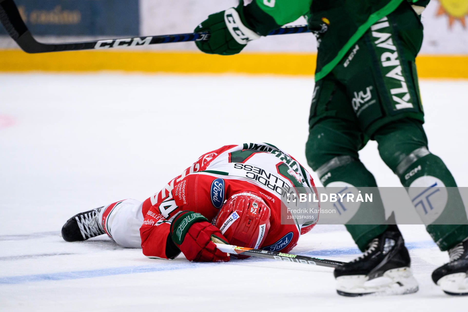 Frölundas Andreas Borgman ligger på isen