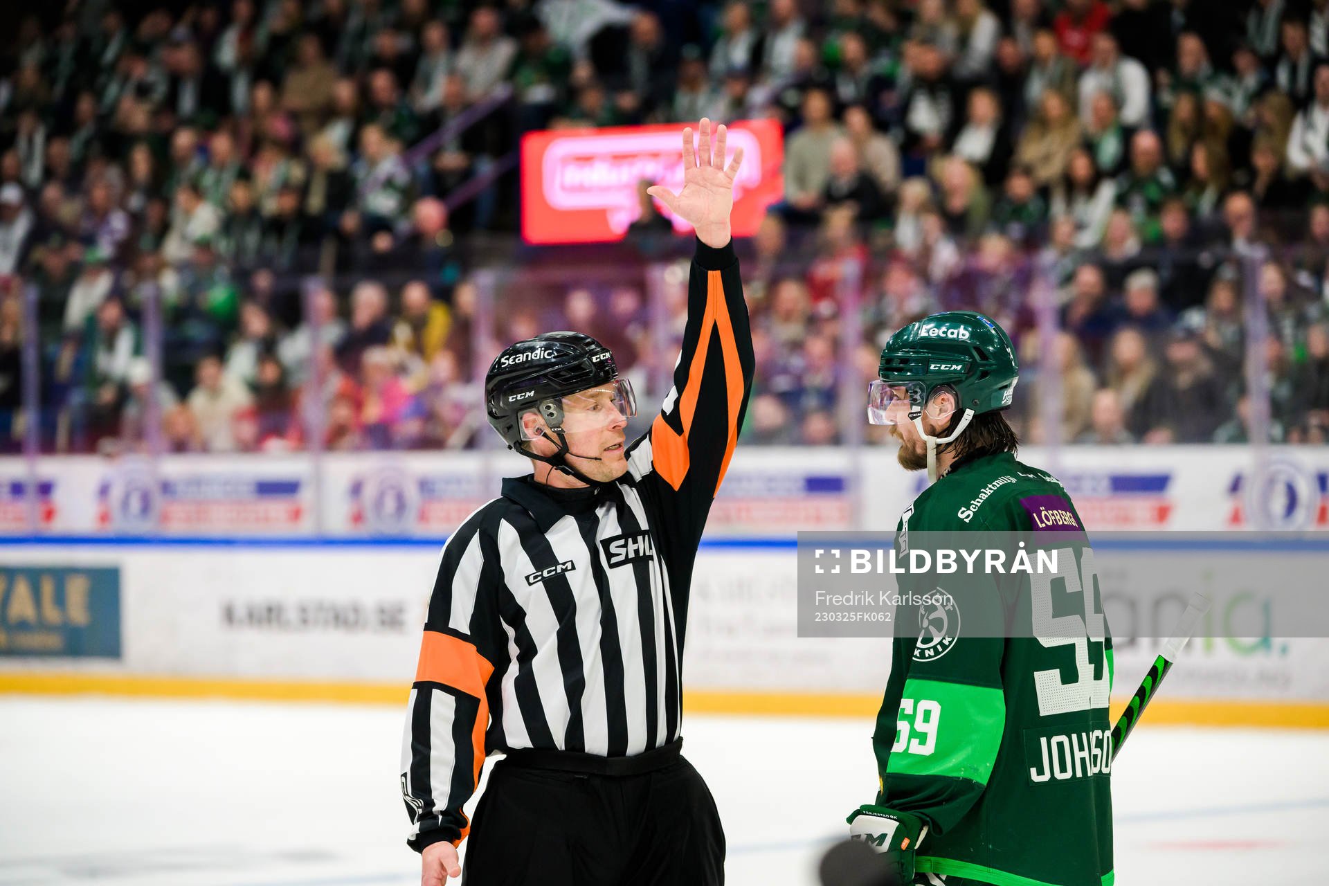 Domare Tobias Björk i samtal med Färjestads Linus