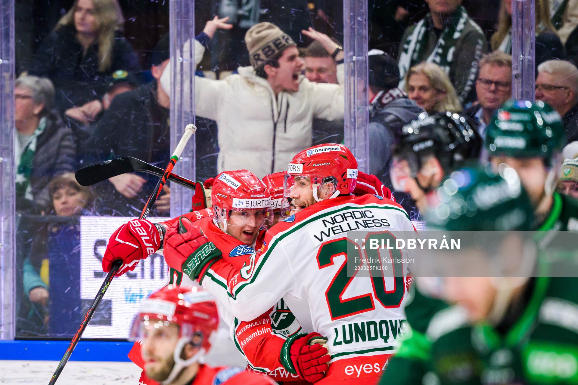 Frölundas Filip Hasa jublar med lagkamrater