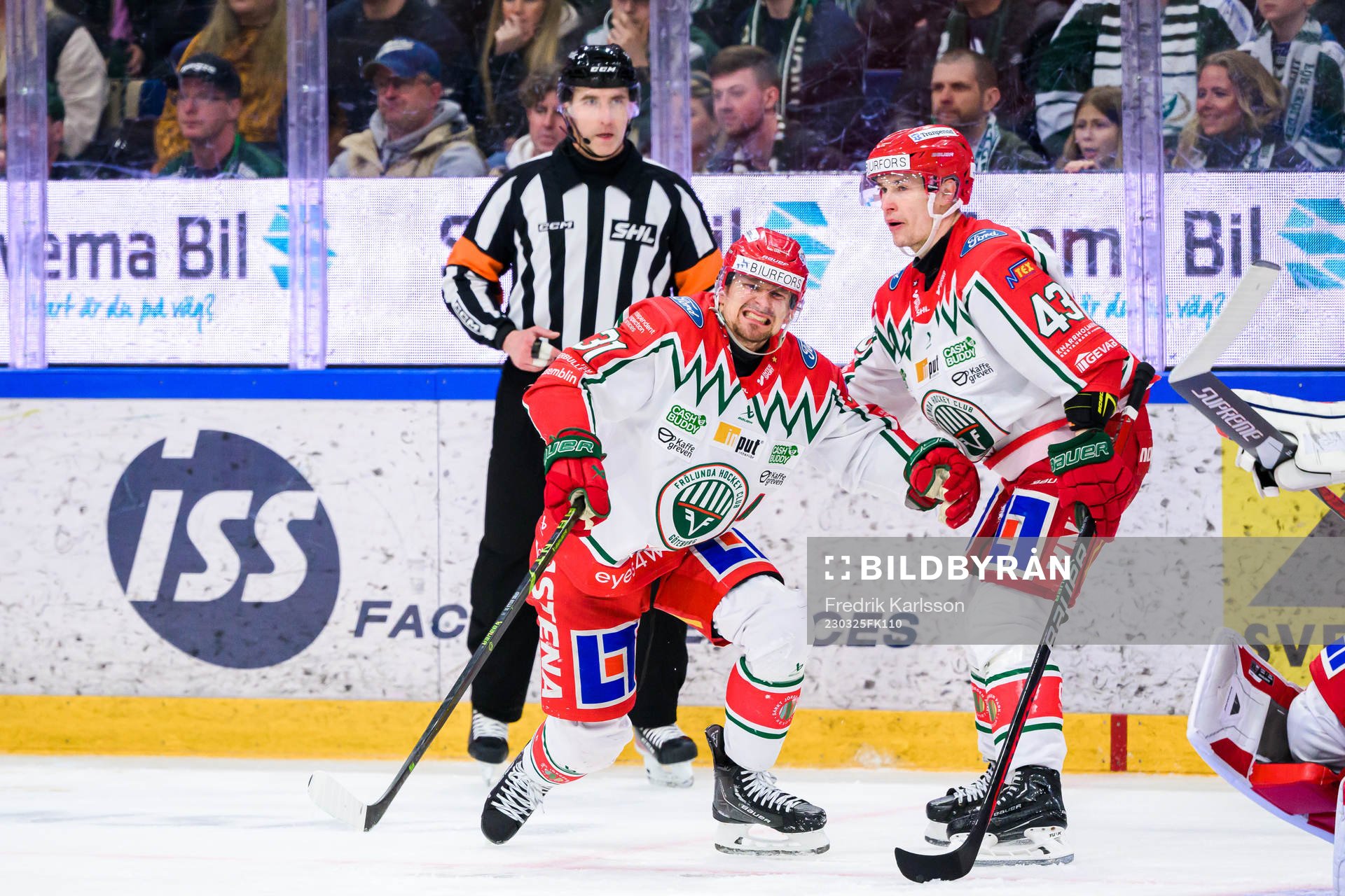 Frölundas Tom Nilsson hjälper Nicklas Lasu av isen