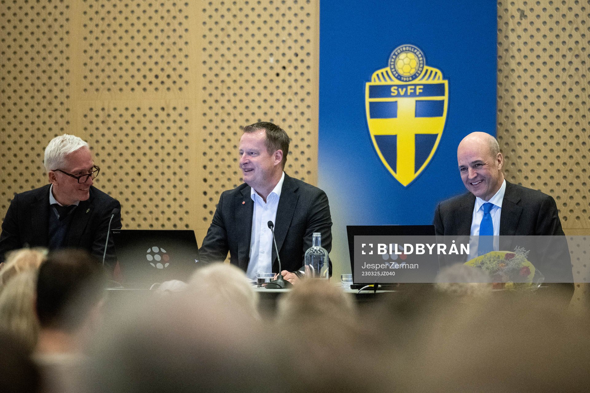 SvFF:s Generalsekreterare Håkan Sjöstrand, mötesordförande Anders Ygeman och Ordförande Fredrik Reinfeldt under Svenska Fotbollförbundets årsmöte den 25 mars 2023 i Stockholm.