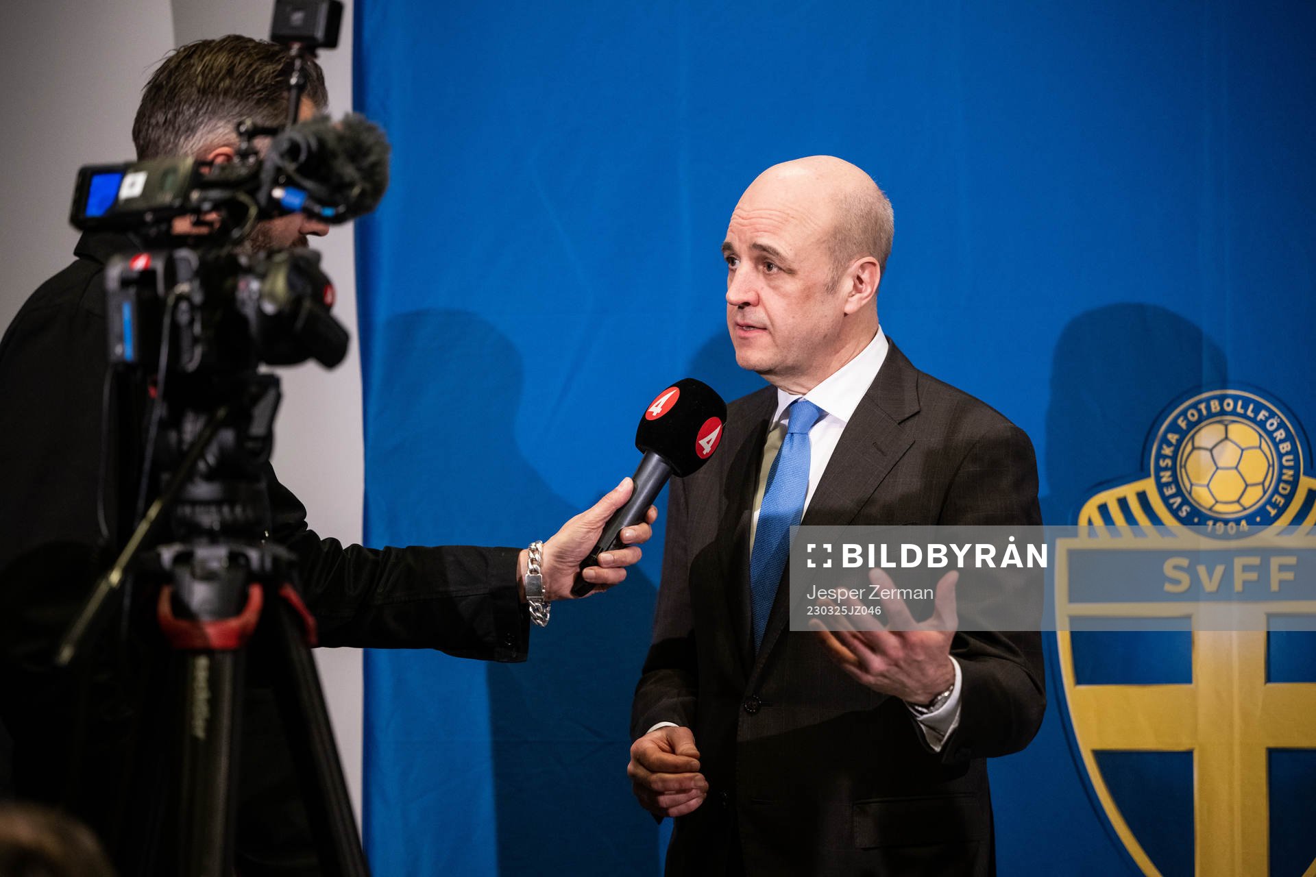 SvFF:s ordförande Fredrik Reinfeldt intervjuas av TV4 efter Svenska Fotbollförbundets årsmöte den 25 mars 2023 i Stockholm. 
