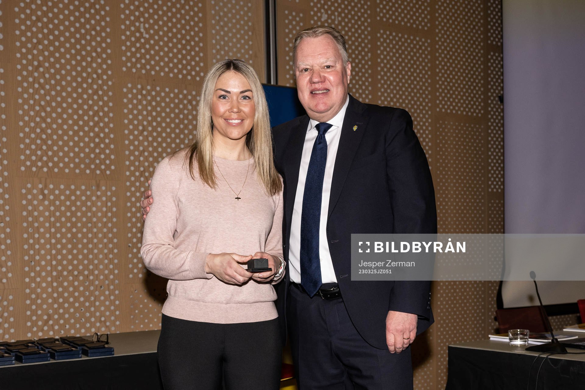 Josefin Aronsson poserar för ett porträtt tillsammans med SvFF:s ordförande Karl-Erik Nilsson efter att hon tilldelats domarnålen i guld under Svenska Fotbollförbundets årsmöte den 25 mars 2023 i Stockholm.