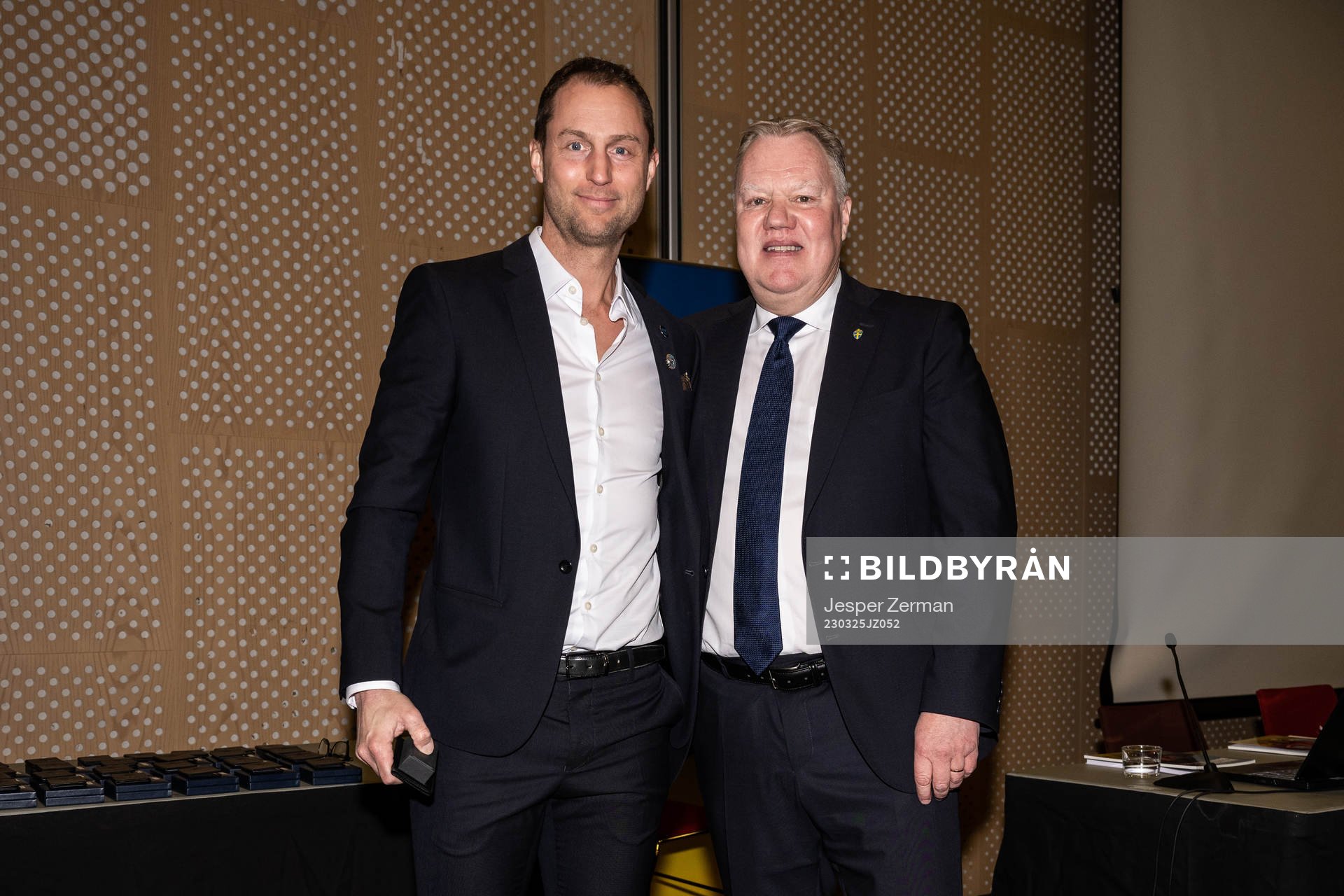 Mikael Hallin poserar för ett porträtt tillsammans med SvFF:s ordförande Karl-Erik Nilsson efter att han tilldelats domarnålen i guld under Svenska Fotbollförbundets årsmöte den 25 mars 2023 i Stockholm.