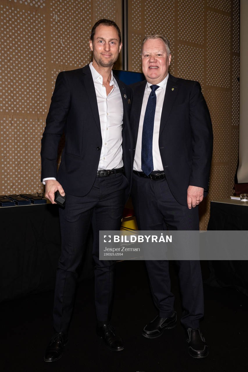 Mikael Hallin poserar för ett porträtt tillsammans med SvFF:s ordförande Karl-Erik Nilsson efter att han tilldelats domarnålen i guld under Svenska Fotbollförbundets årsmöte den 25 mars 2023 i Stockholm.