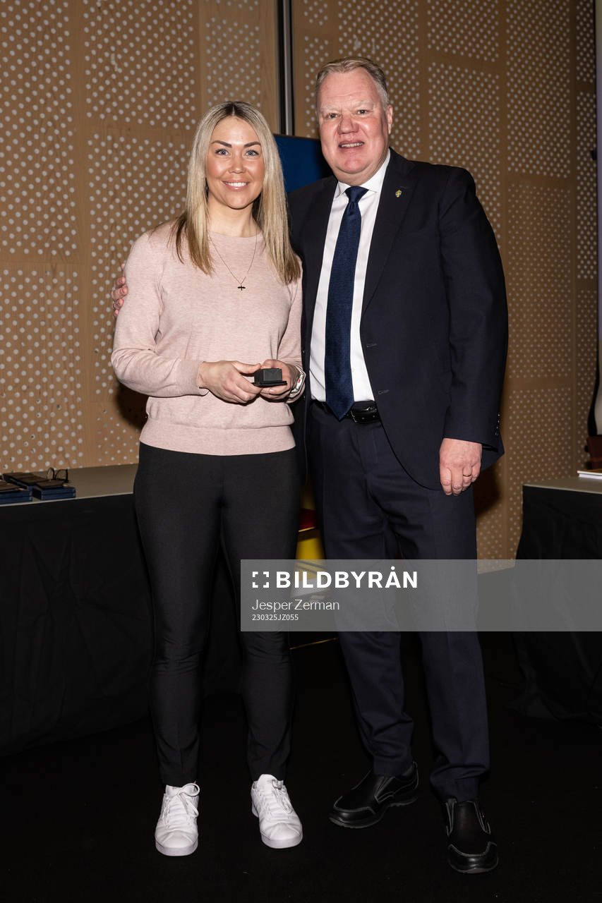 Josefin Aronsson poserar för ett porträtt tillsammans med SvFF:s ordförande Karl-Erik Nilsson efter att hon tilldelats domarnålen i guld under Svenska Fotbollförbundets årsmöte den 25 mars 2023 i Stockholm.