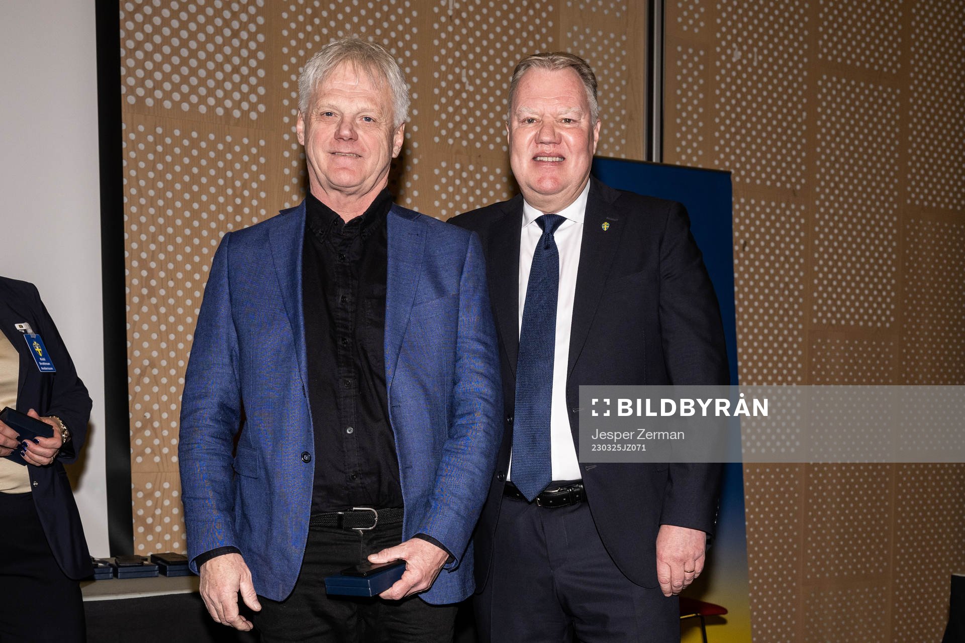 Jan Ingvarsson poserar för ett porträtt tillsammans med SvFF:s ordförande Karl-Erik Nilsson efter att han tilldelats förtjänsttecken i guld under Svenska Fotbollförbundets årsmöte den 25 mars 2023 i Stockholm. 