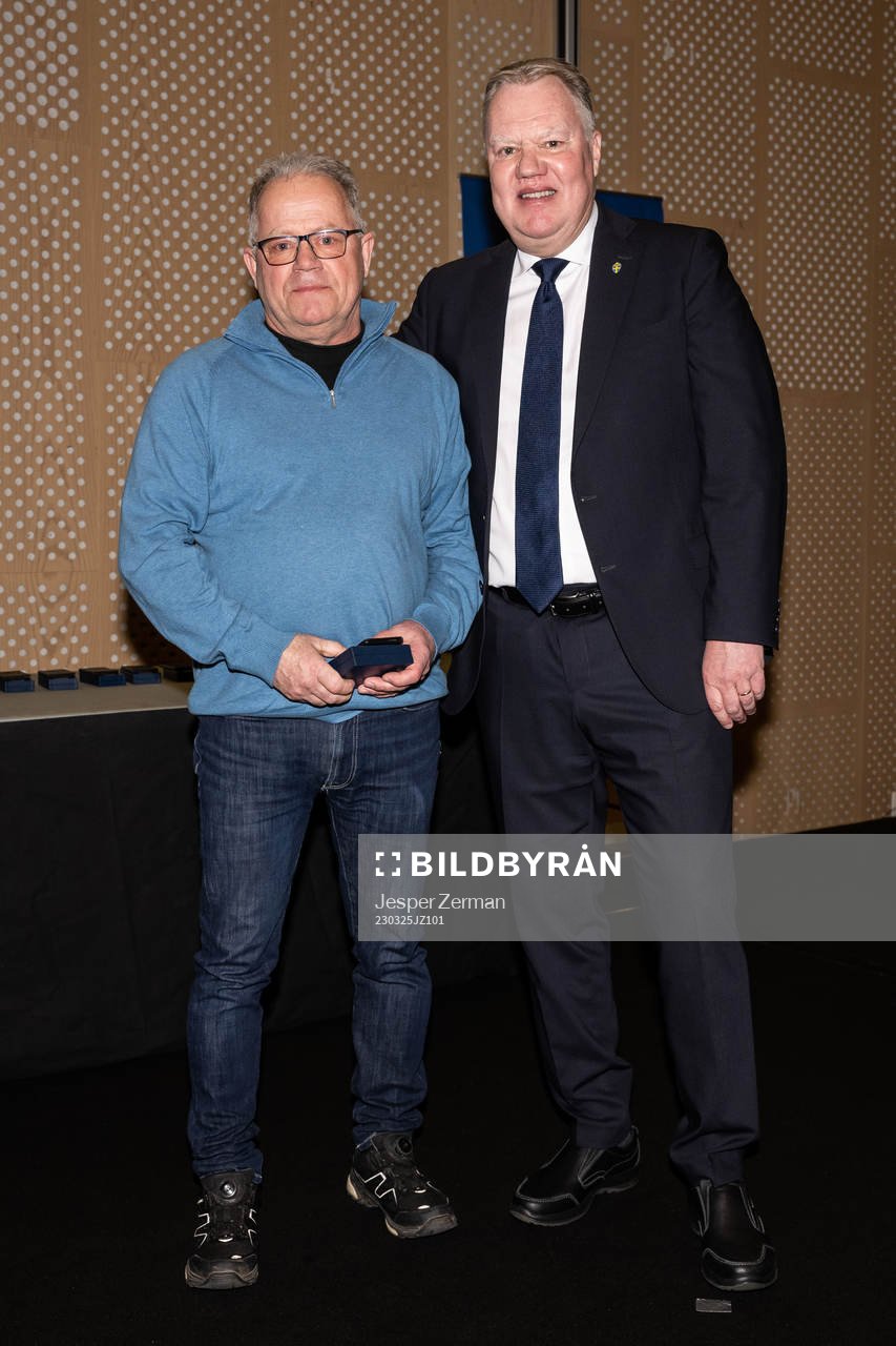 Jan-Olof Skansfors poserar för ett porträtt tillsammans med SvFF:s ordförande Karl-Erik Nilsson efter att han tilldelats förtjänsttecken i guld under Svenska Fotbollförbundets årsmöte den 25 mars 2023 i Stockholm. 