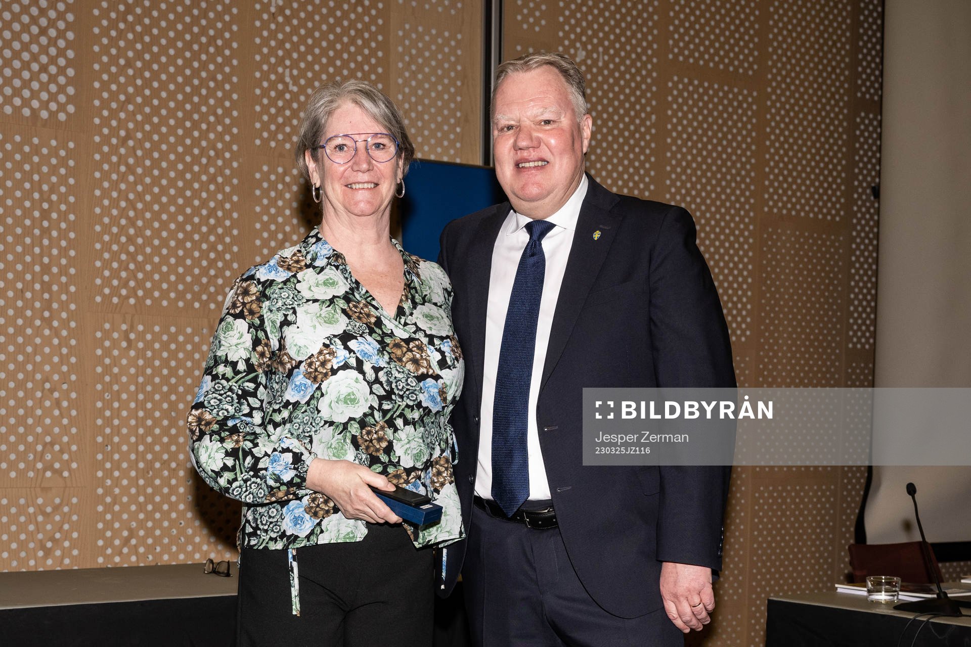 Annelie Larsson poserar för ett porträtt tillsammans med SvFF:s ordförande Karl-Erik Nilsson efter att hon tilldelats förtjänstmedalj i guld under Svenska Fotbollförbundets årsmöte den 25 mars 2023 i Stockholm.