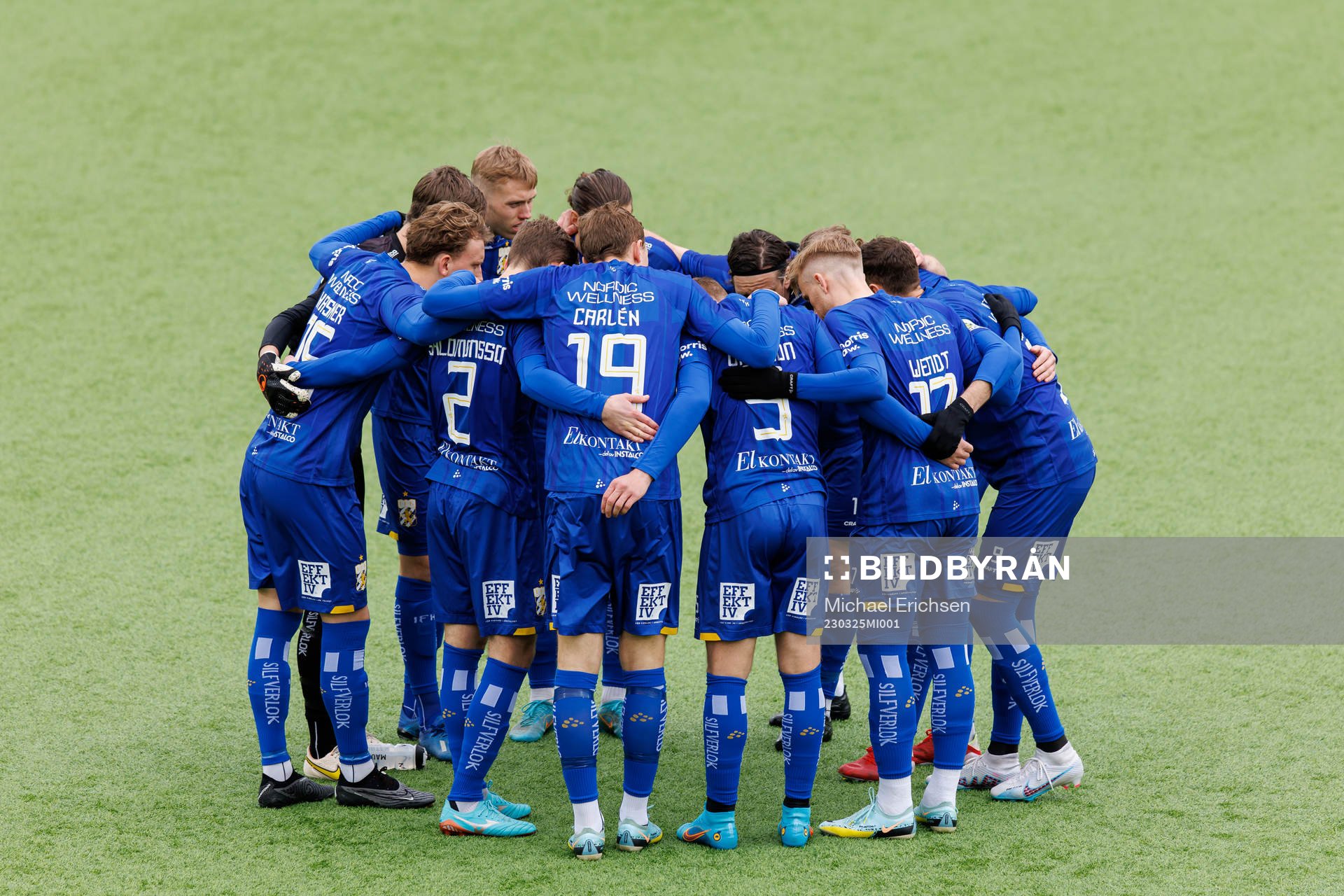 IFK Göteborgs spelare samlas innan träningsmatchen i fotboll mellan IFK Göteborg och Sarpsborg 08 den 25 mars 2023 i Göteborg.