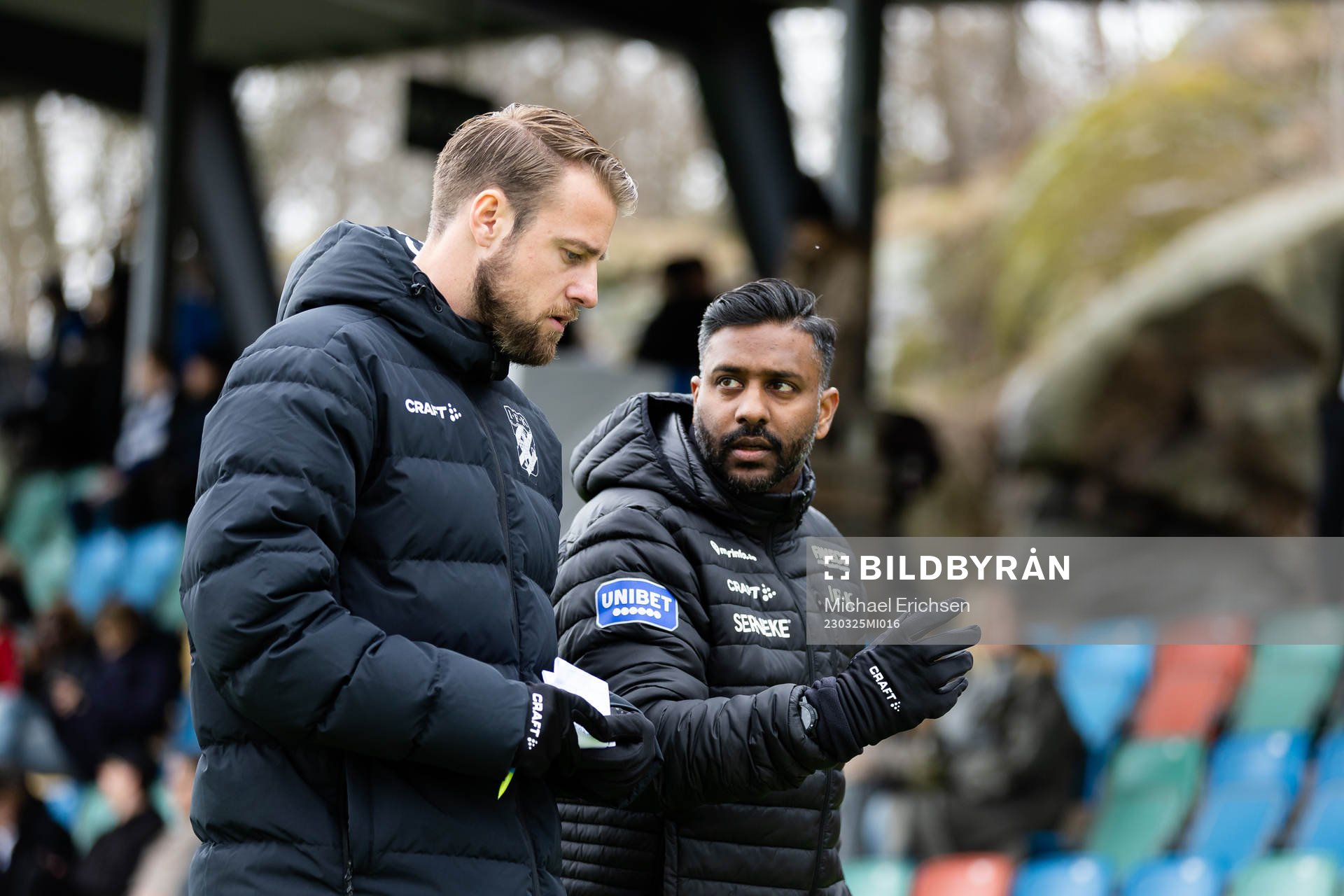 IFK Göteborgs tränare William Lundin och tränare Alexander Tengryd under träningsmatchen i fotboll mellan IFK Göteborg och Sarpsborg 08 den 25 mars 2023 i Göteborg.