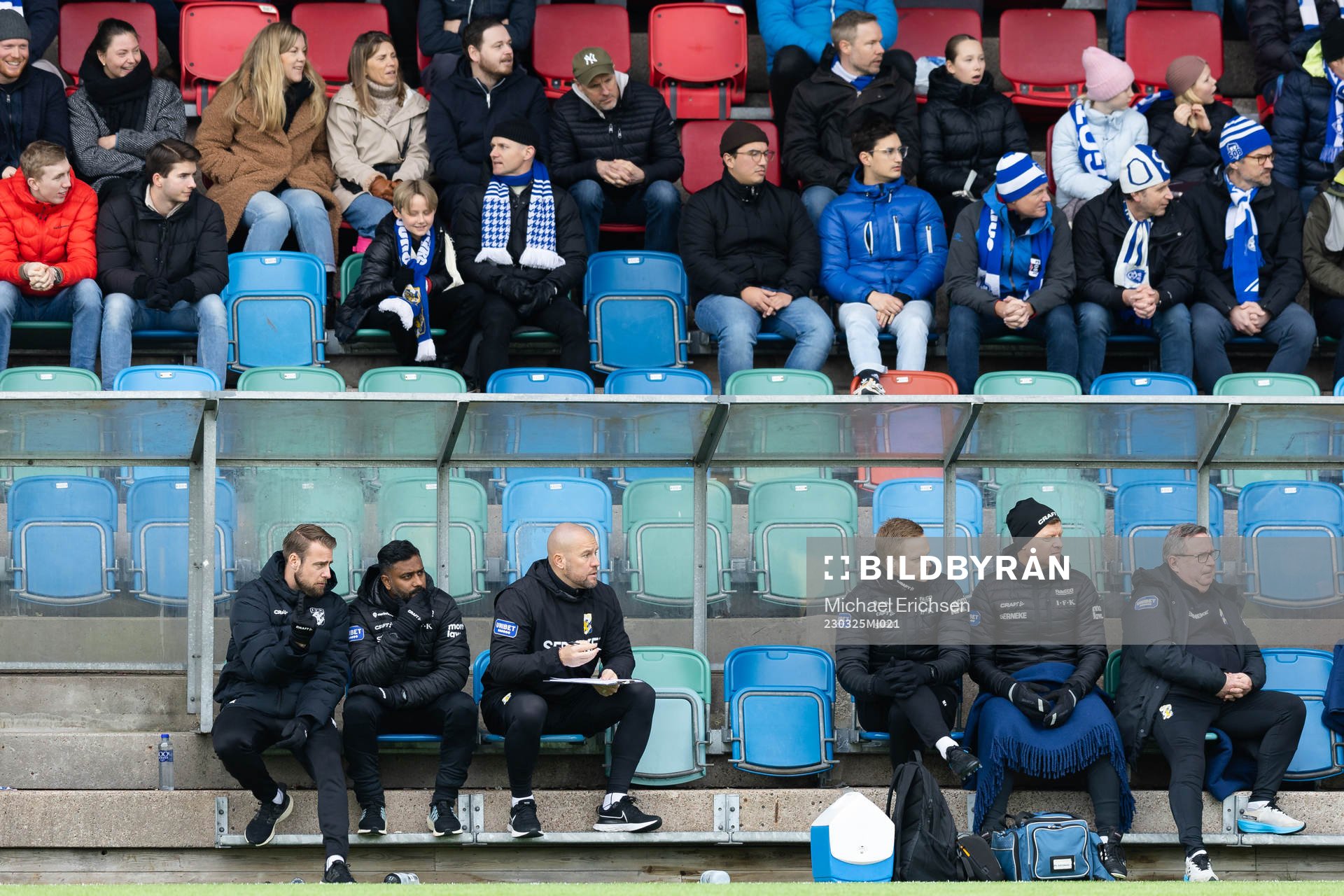 IFK Göteborgs tränare William Lundin, tränare Alexander Tengryd och målvaktstränare Lee Baxter under träningsmatchen i fotboll mellan IFK Göteborg och Sarpsborg 08 den 25 mars 2023 i Göteborg.