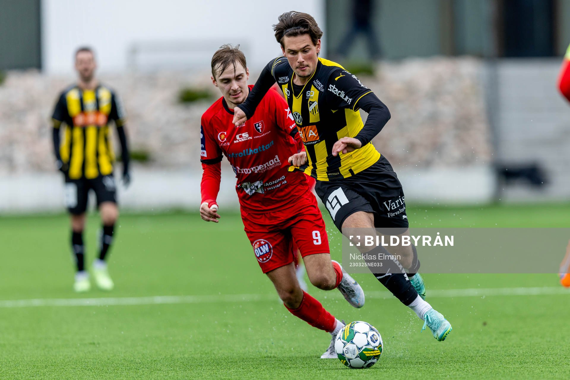 Häckens Sebastian Tipura och Trollhättans Emilio Reljanovic under träningsmatchen i fotboll mellan Häcken och Trollhättan den 25 mars 2023 i Göteborg.