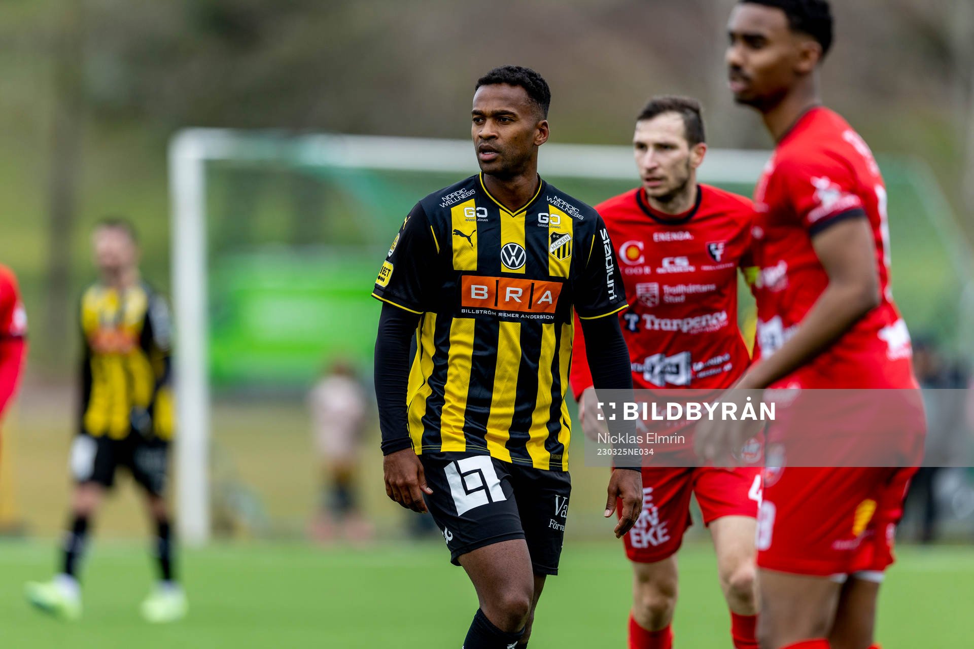 Häckens Ola Kamara och Trollhättans Alen Kasumovic under träningsmatchen i fotboll mellan Häcken och Trollhättan den 25 mars 2023 i Göteborg.