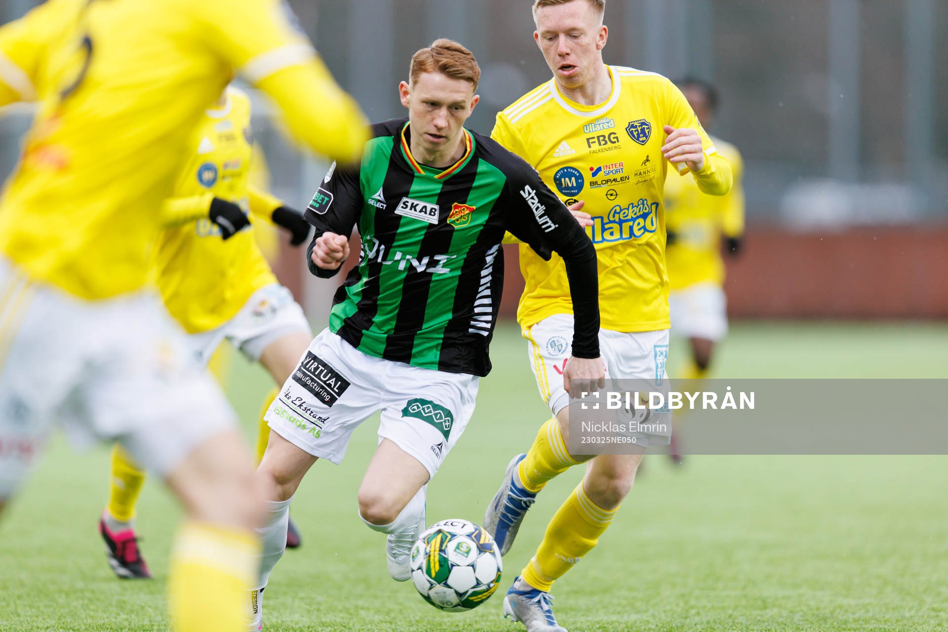 GAIS Julius Lindberg och Falkenbergs Lucas Sibelius under träningsmatchen mellan GAIS och Falkenbergs FF den 25 mars 2023 i Göteborg. 