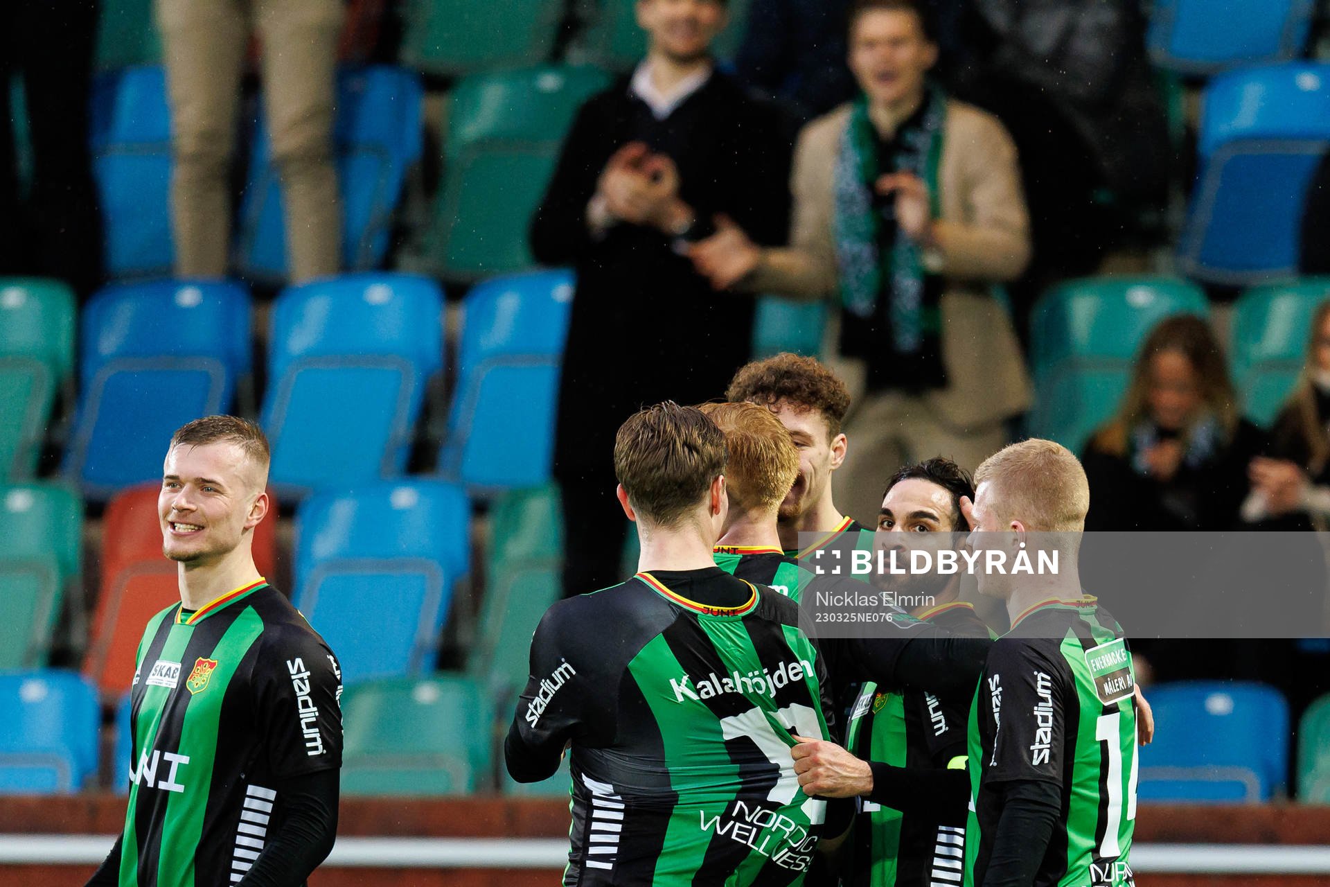 GAIS Mervan Celik jublar med lagkamraterna