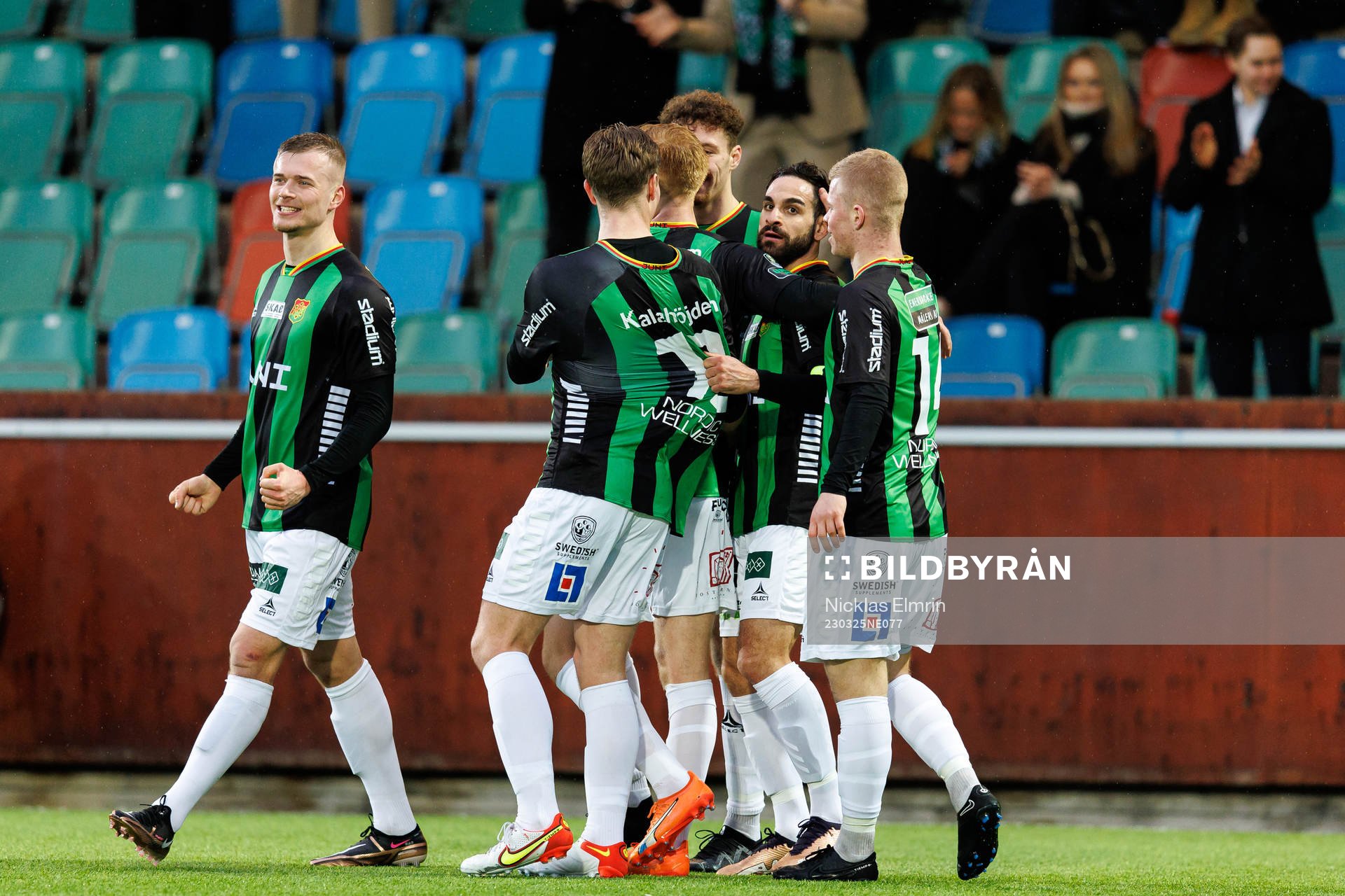 GAIS Mervan Celik jublar med lagkamraterna