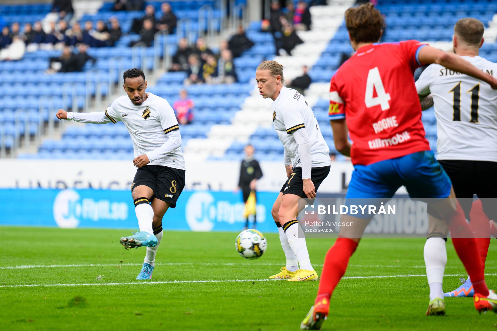 AIKs Bilal Hussein skjuter bollen till 0-1 under träningsmatchen i fotboll mellan Helsingborg och AIK den 25 mars 2023 i Helsingborg. 