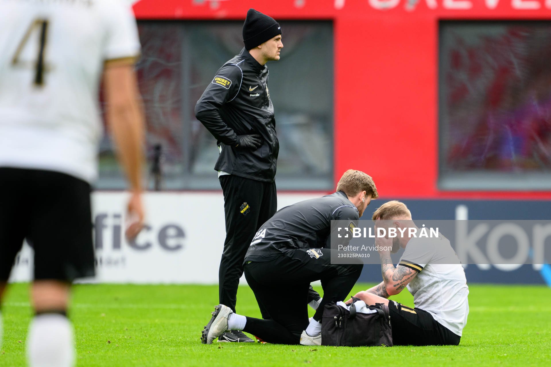 AIKs John Guidetti undersöks av medicinsk personal