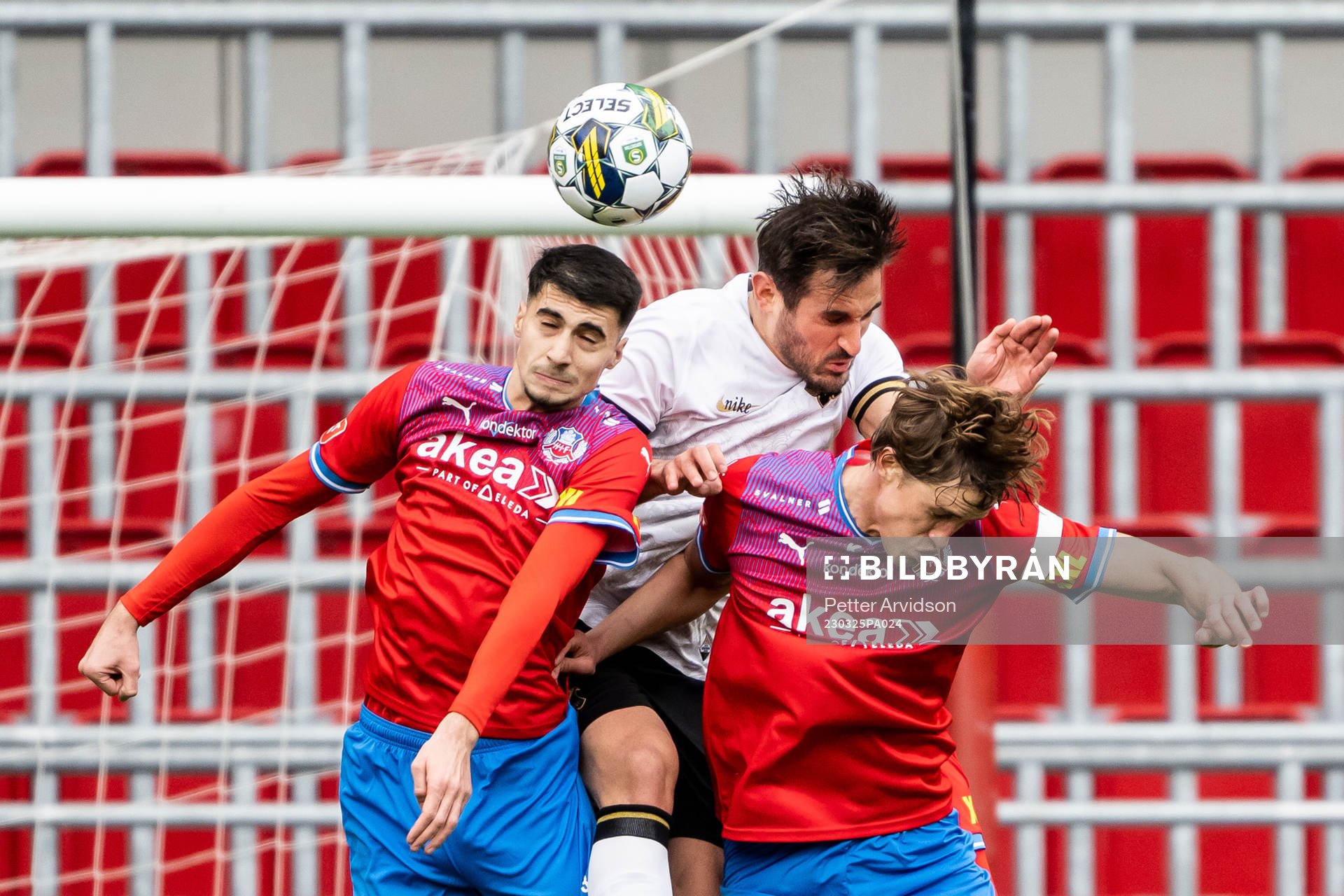 AIKs Sotirios Papagiannopoulos i nickduell mot Helsingborgs Amar Muhsin och Thomas Rogne under träningsmatchen i fotboll mellan Helsingborg och AIK den 25 mars 2023 i Helsingborg.