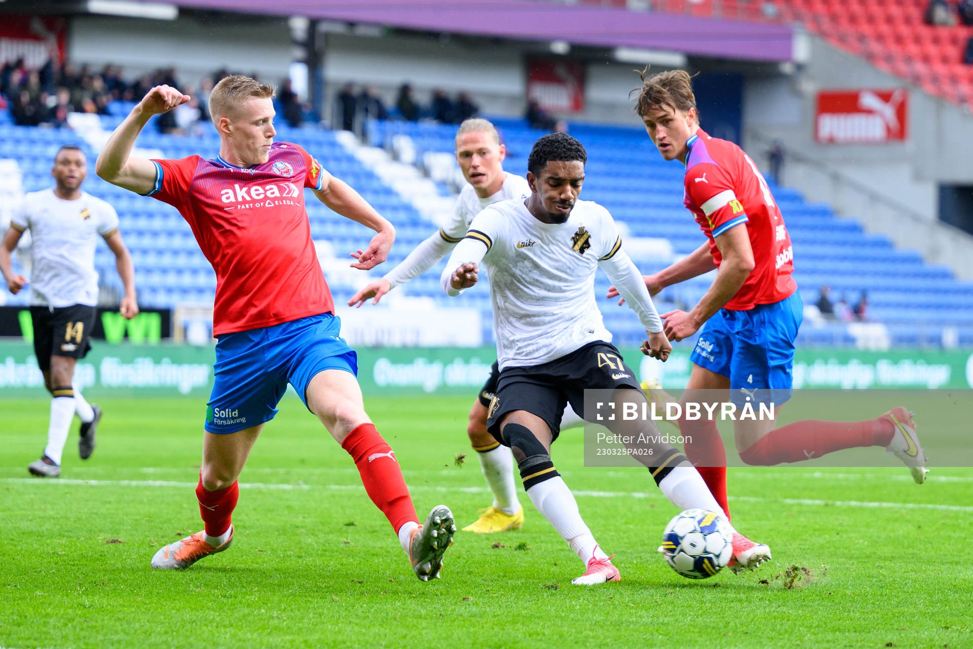 AIKs Alexander Fesshaie skjuter bollen till 0-2 under träningsmatchen i fotboll mellan Helsingborg och AIK den 25 mars 2023 i Helsingborg.