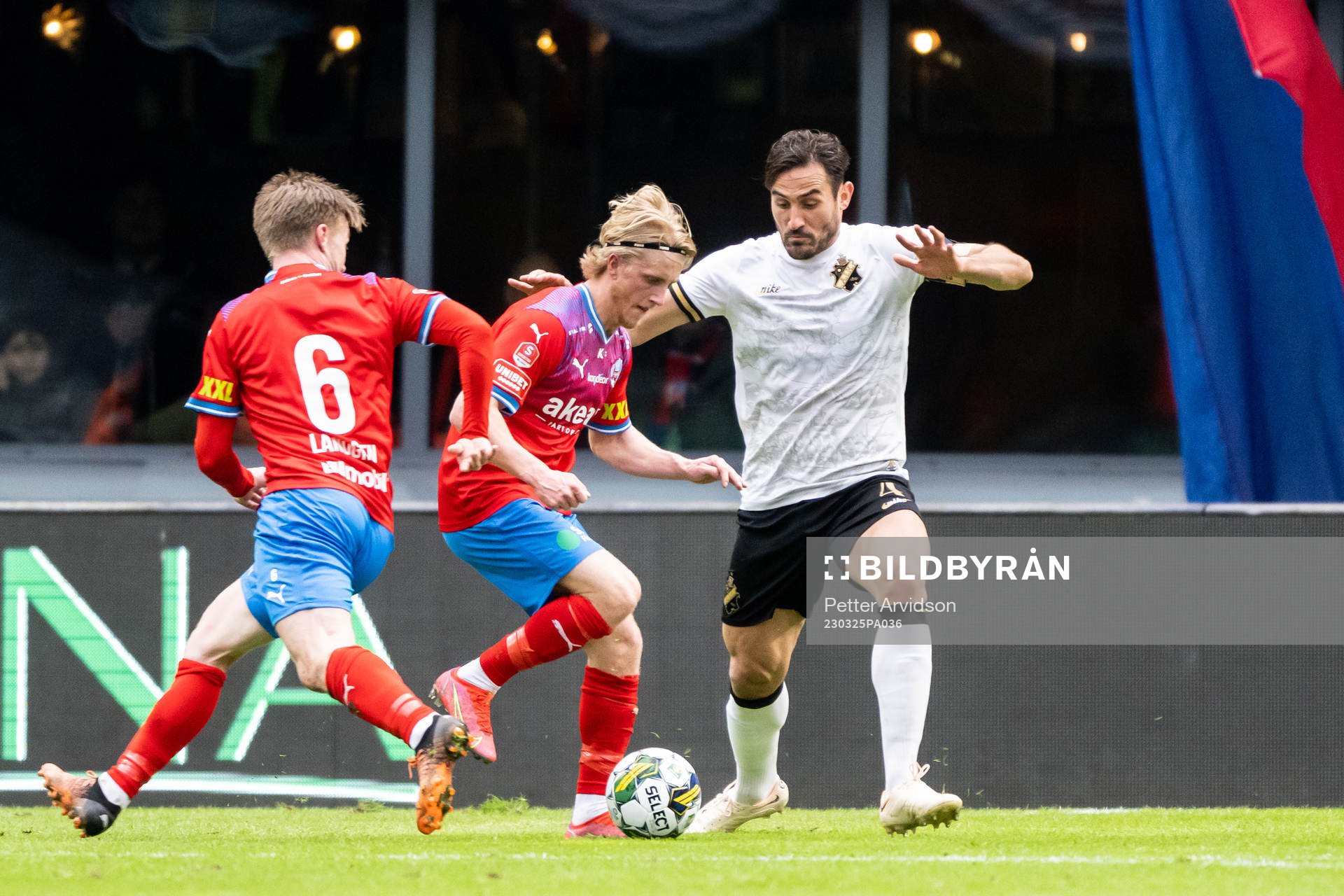 Helsingborgs Victor Blixt och AIKs Sotirios Papagiannopoulos under träningsmatchen i fotboll mellan Helsingborg och AIK den 25 mars 2023 i Helsingborg.