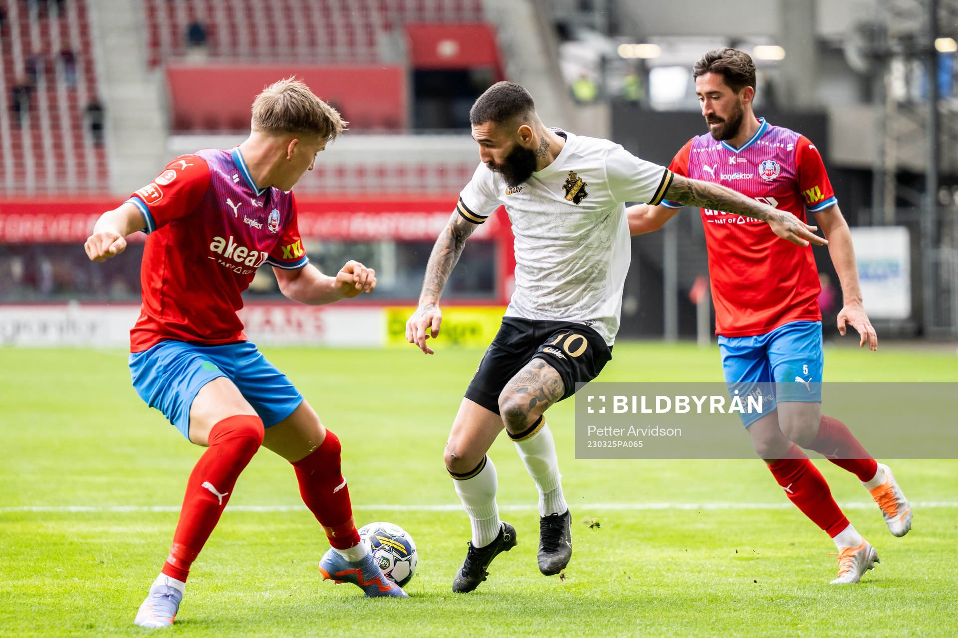 AIKs Jimmy Durmaz mot Helsingborgs Casper Widell och