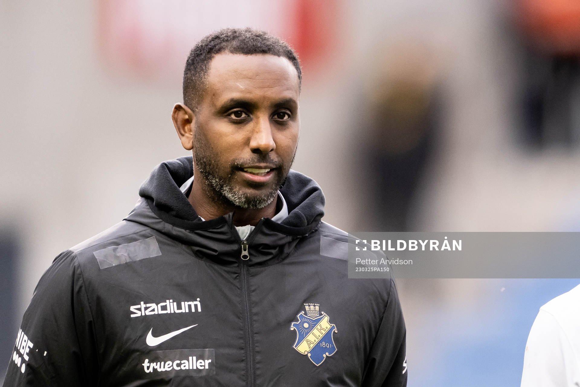 AIKs assisterande tränare Henok Goitom under träningsmatchen i fotboll mellan Helsingborg och AIK den 25 mars 2023 i Helsingborg. 