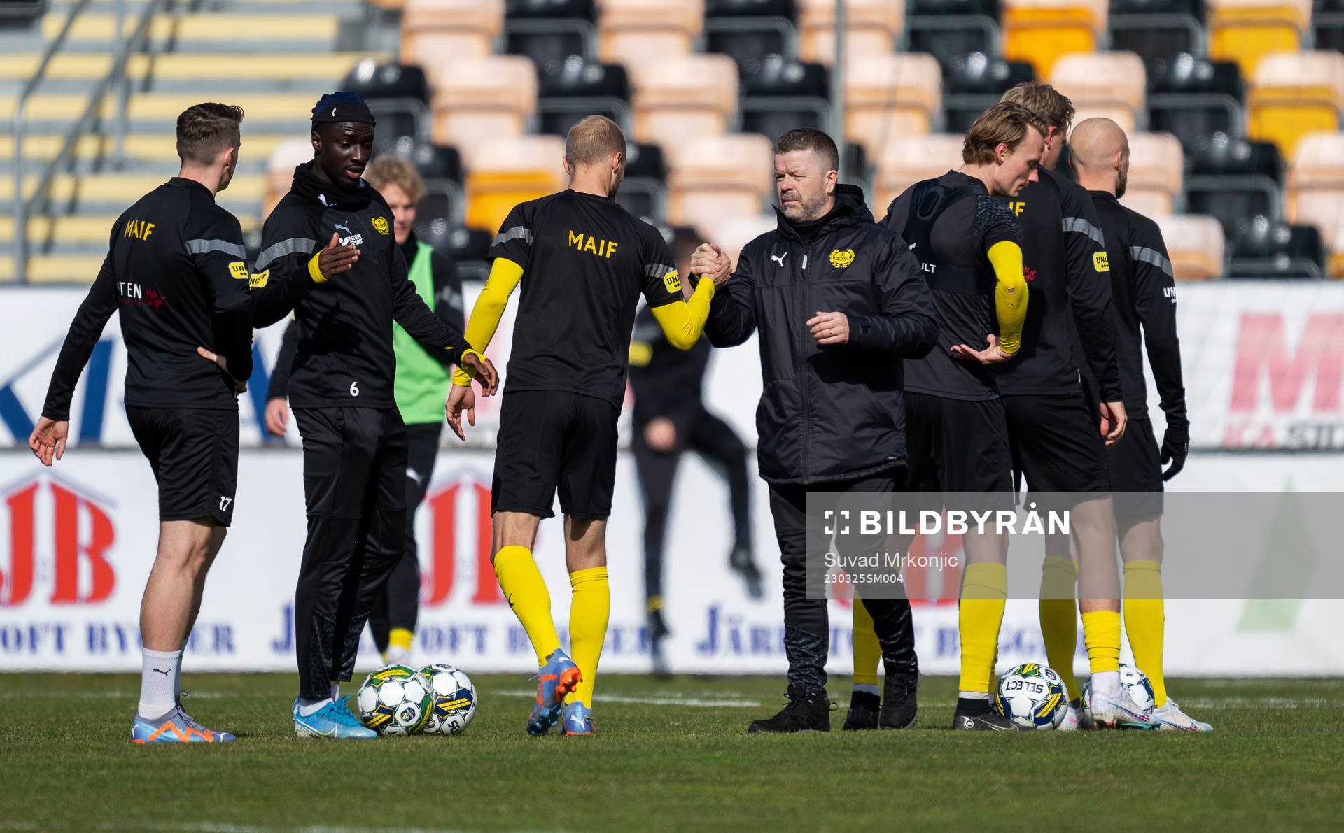 Mjällbys tränare Anders Torstensson och spelare