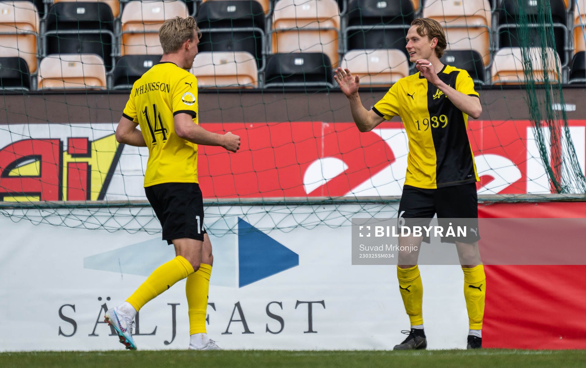 Mjällbys Alexander Johansson jublar med Herman Johansson