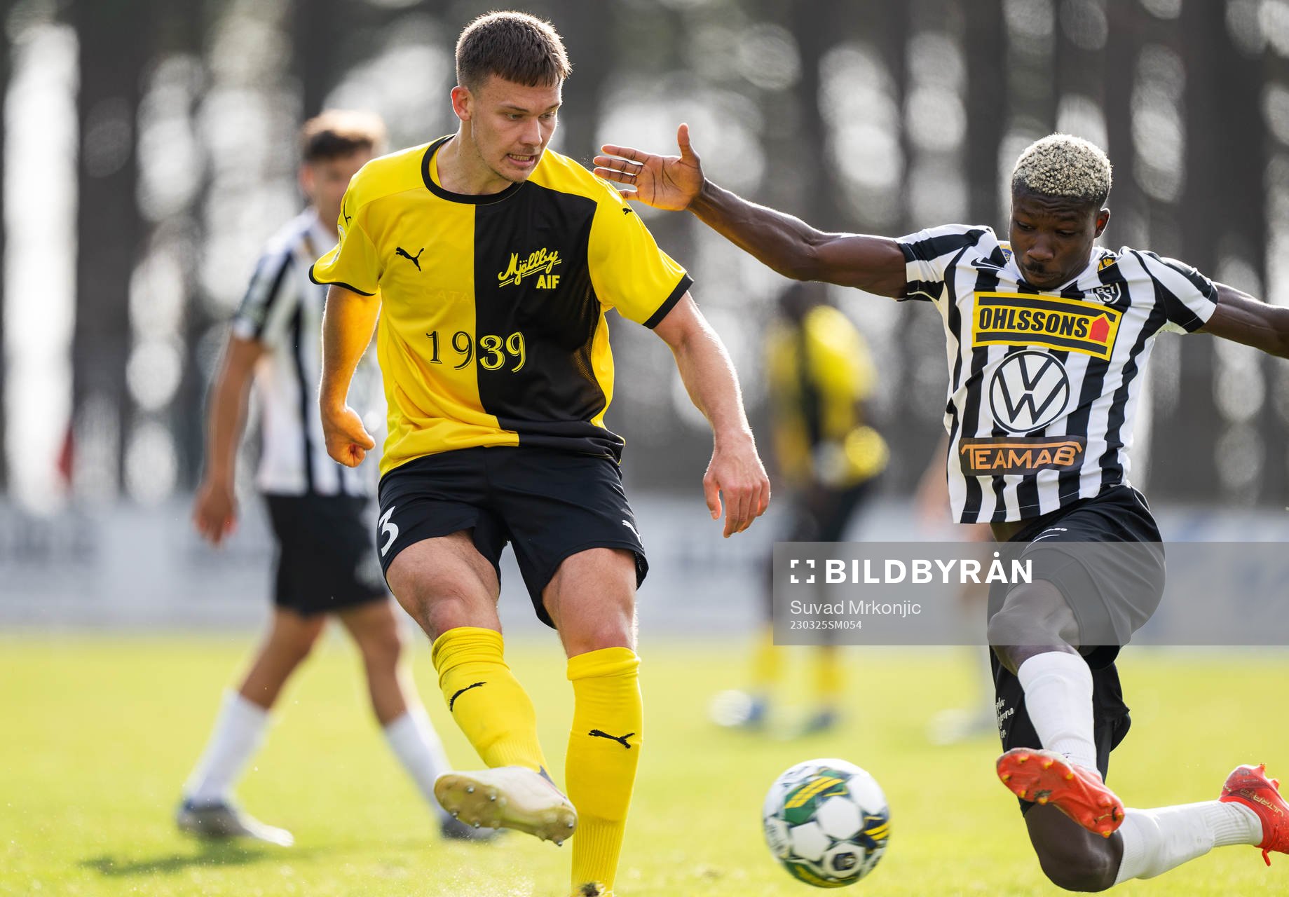 Mjällbys Arvid Brorsson och Landskronas Ousmane Diawara