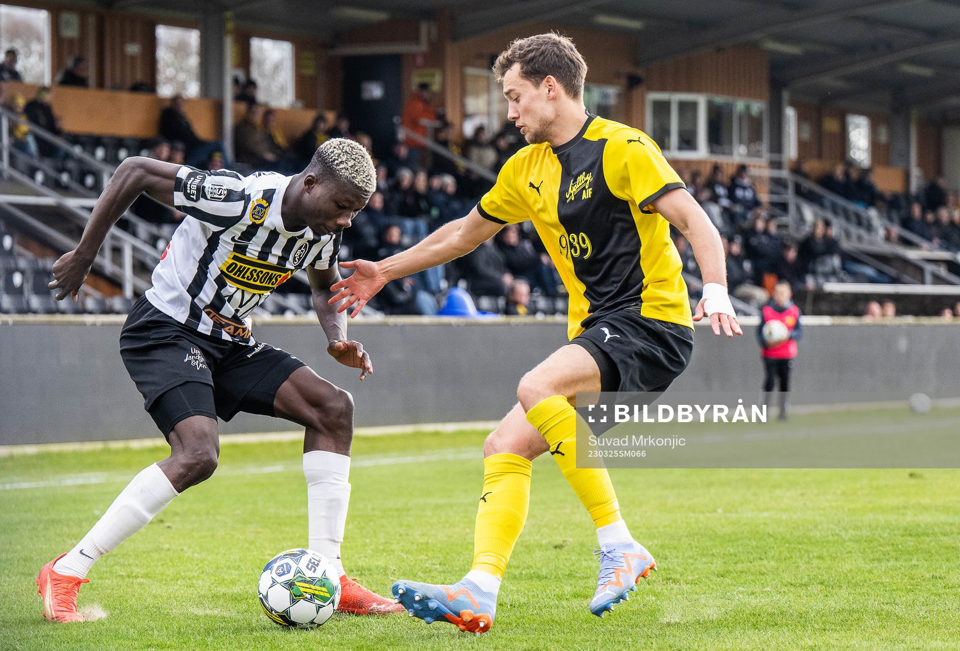 Landskronas Ousmane Diawara och Mjällbys Colin Rösler
