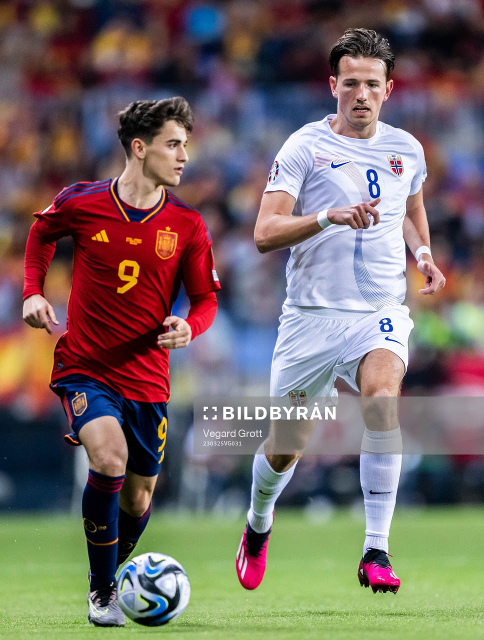 Gavi of Spain and Sander Berge of Norway