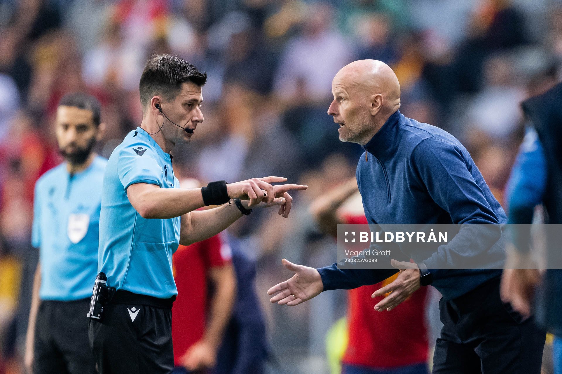 Referee Benoit Bastien and head coach Ståle Solbakken of