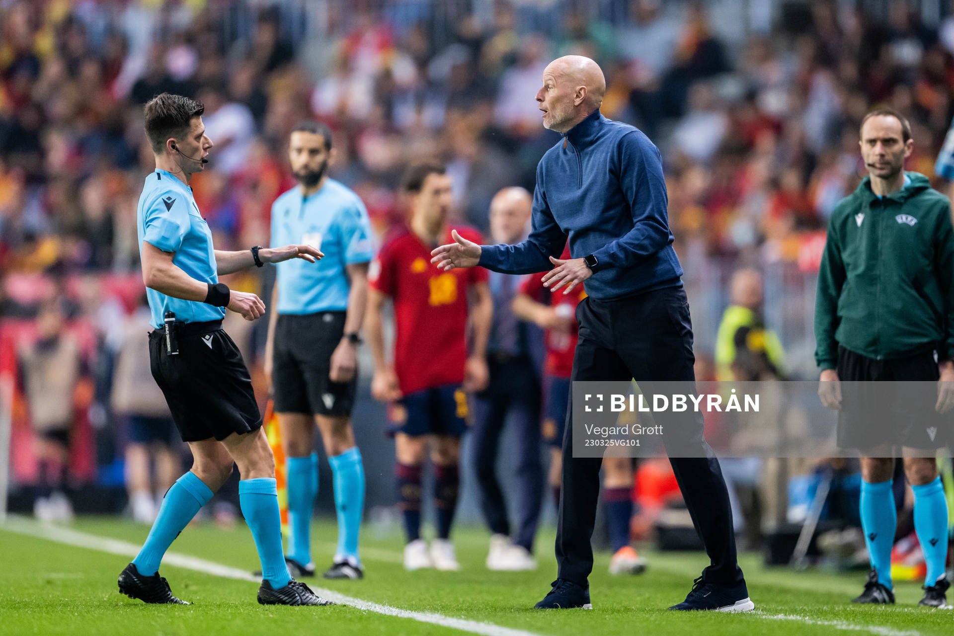 Referee Benoit Bastien and head coach Ståle Solbakken of